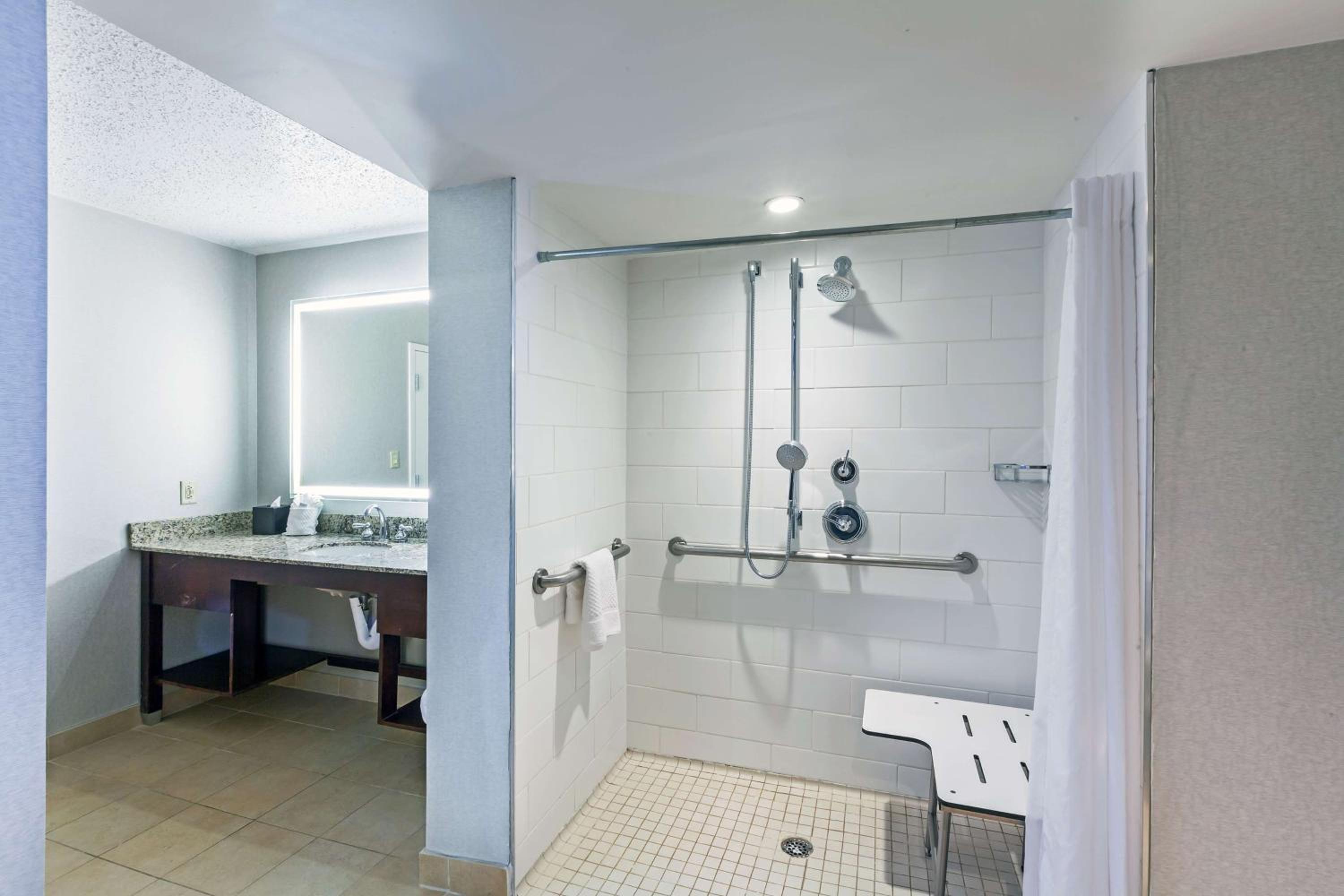 Executive King Suite Room - Disability Access Roll in Shower - Non-Smoking - Photo 4