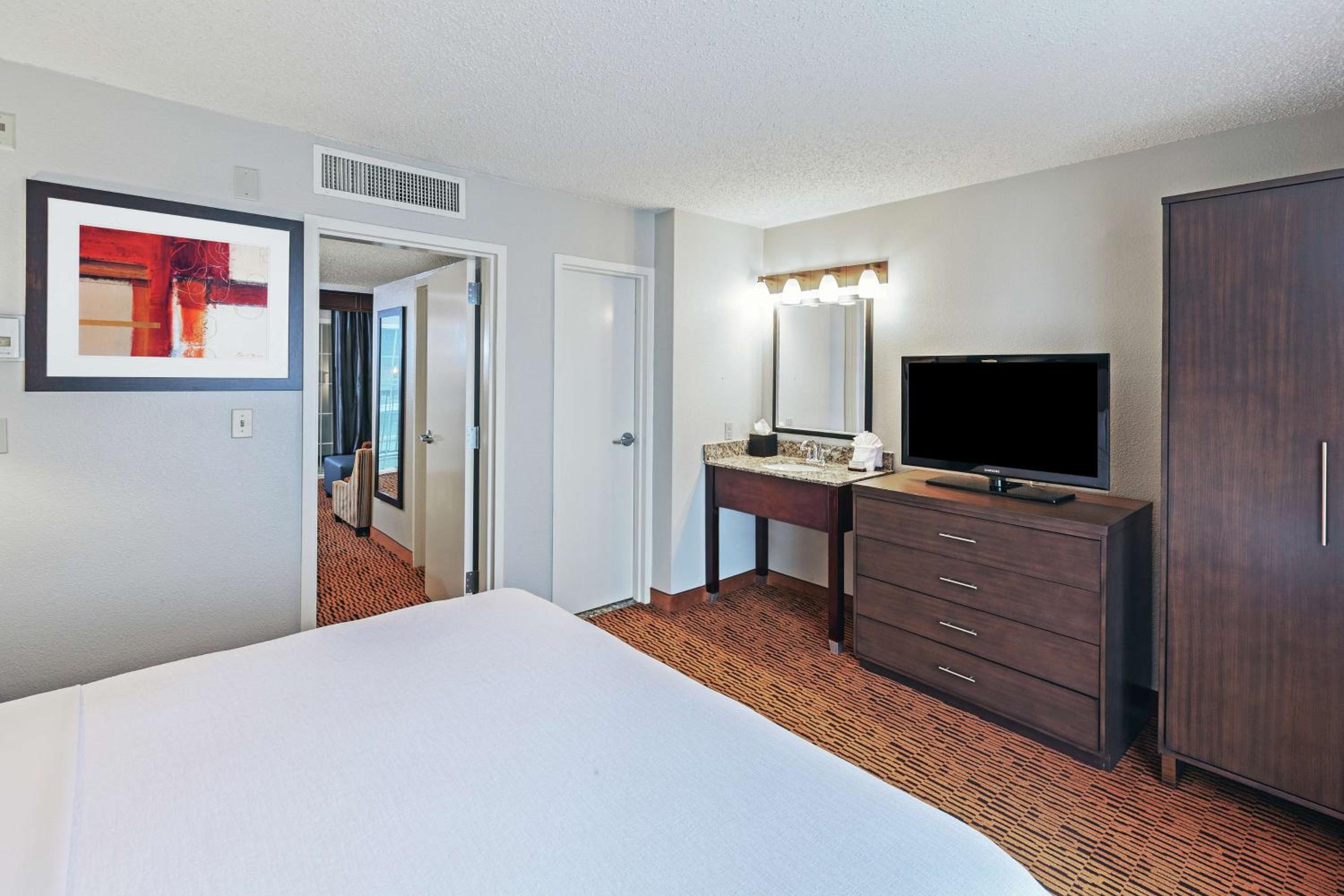 Two-Room King Suite - Non-Smoking - Photo 6