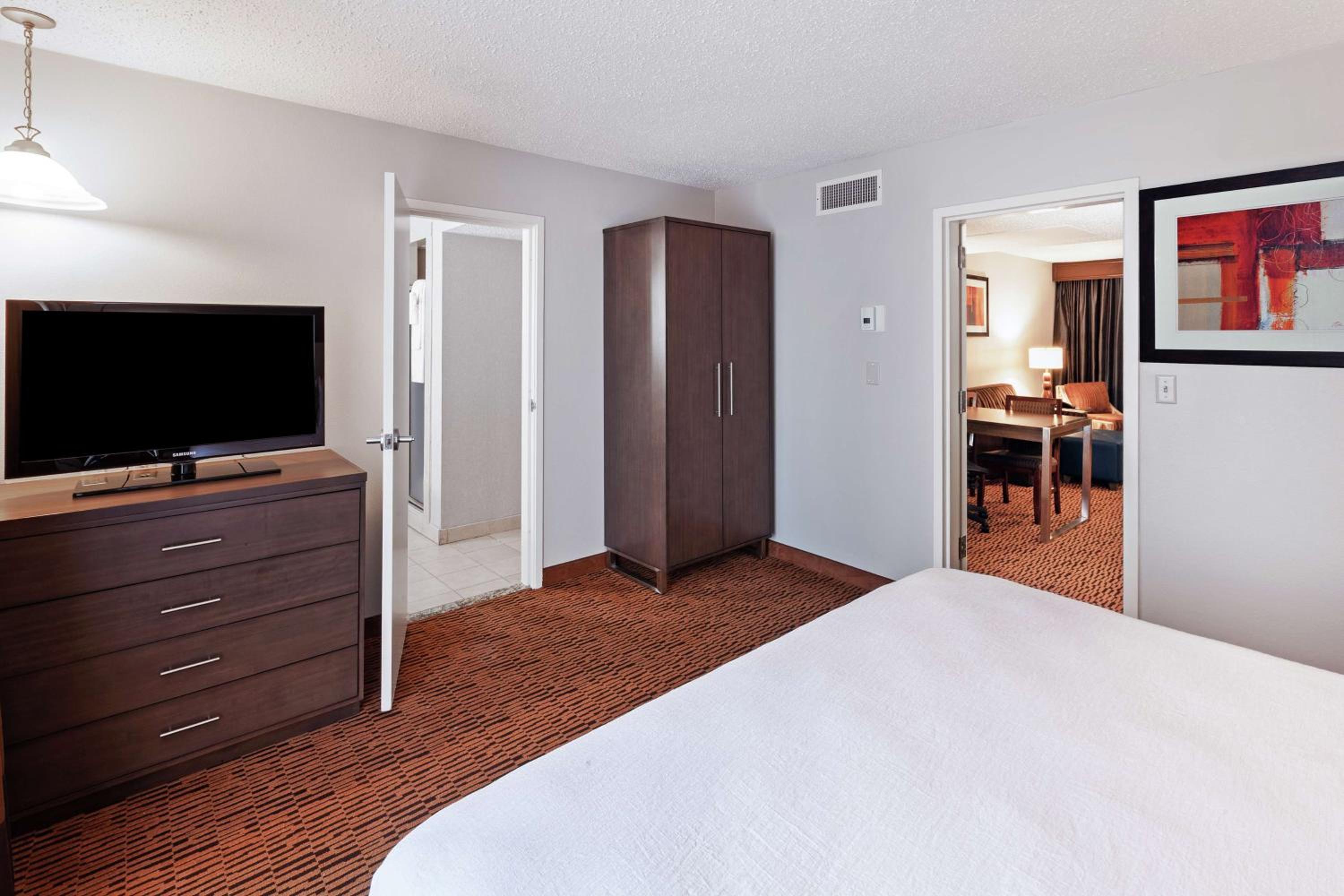 Executive King Room - Non-Smoking - Photo 4
