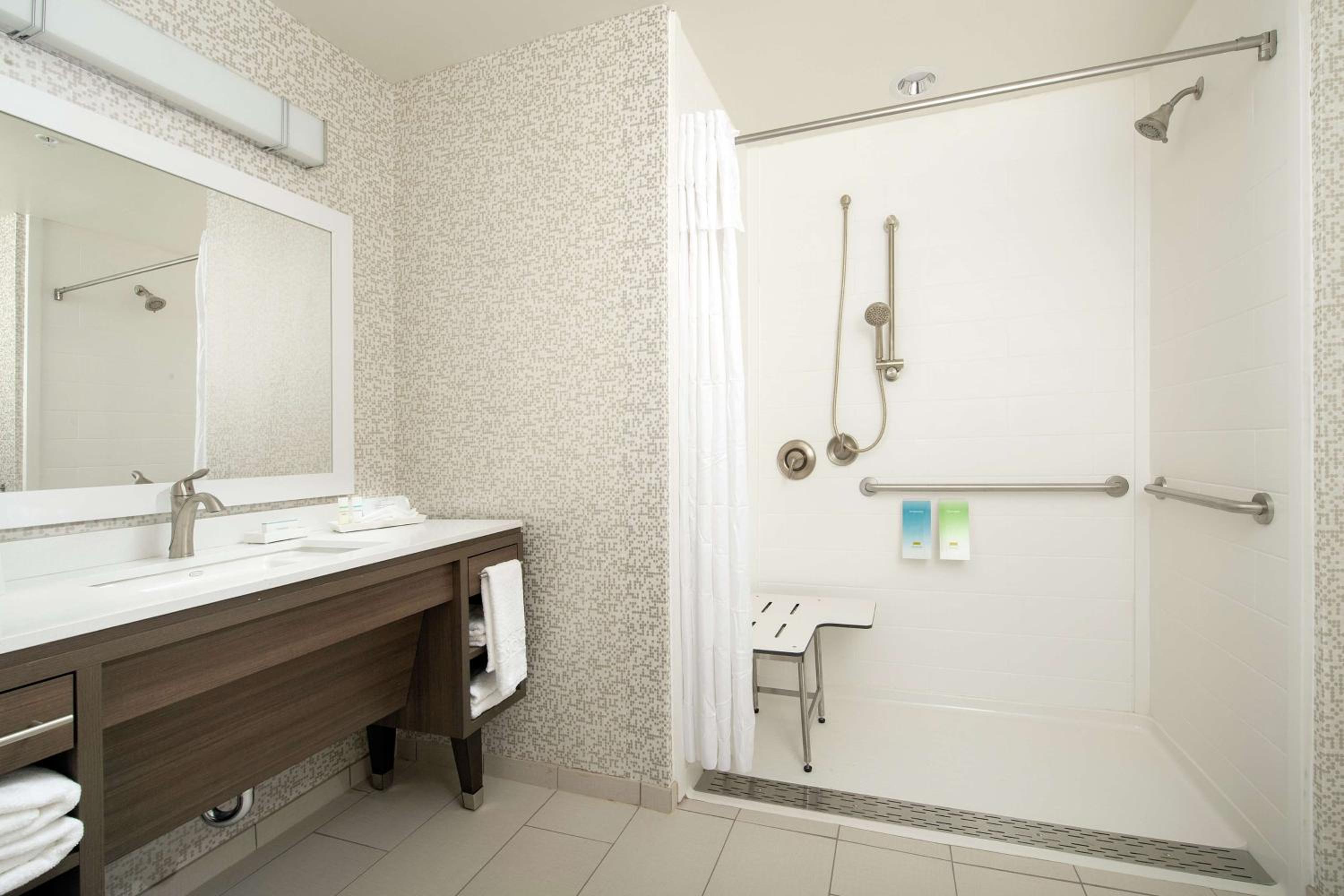 Queen Studio Suite - Hearing Access/Non-Smoking photo 3