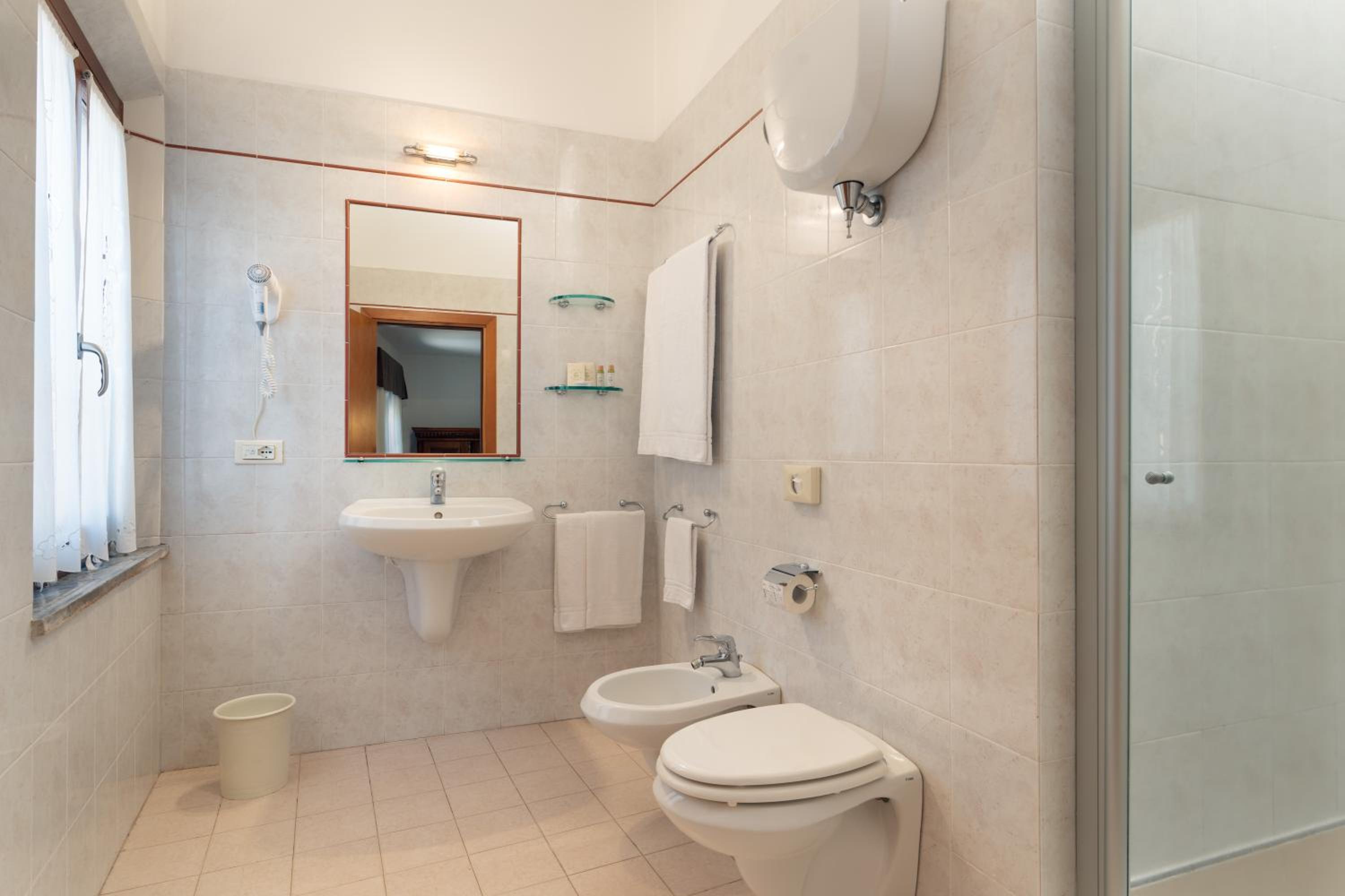 Superior Double or Twin Room - Photo 7