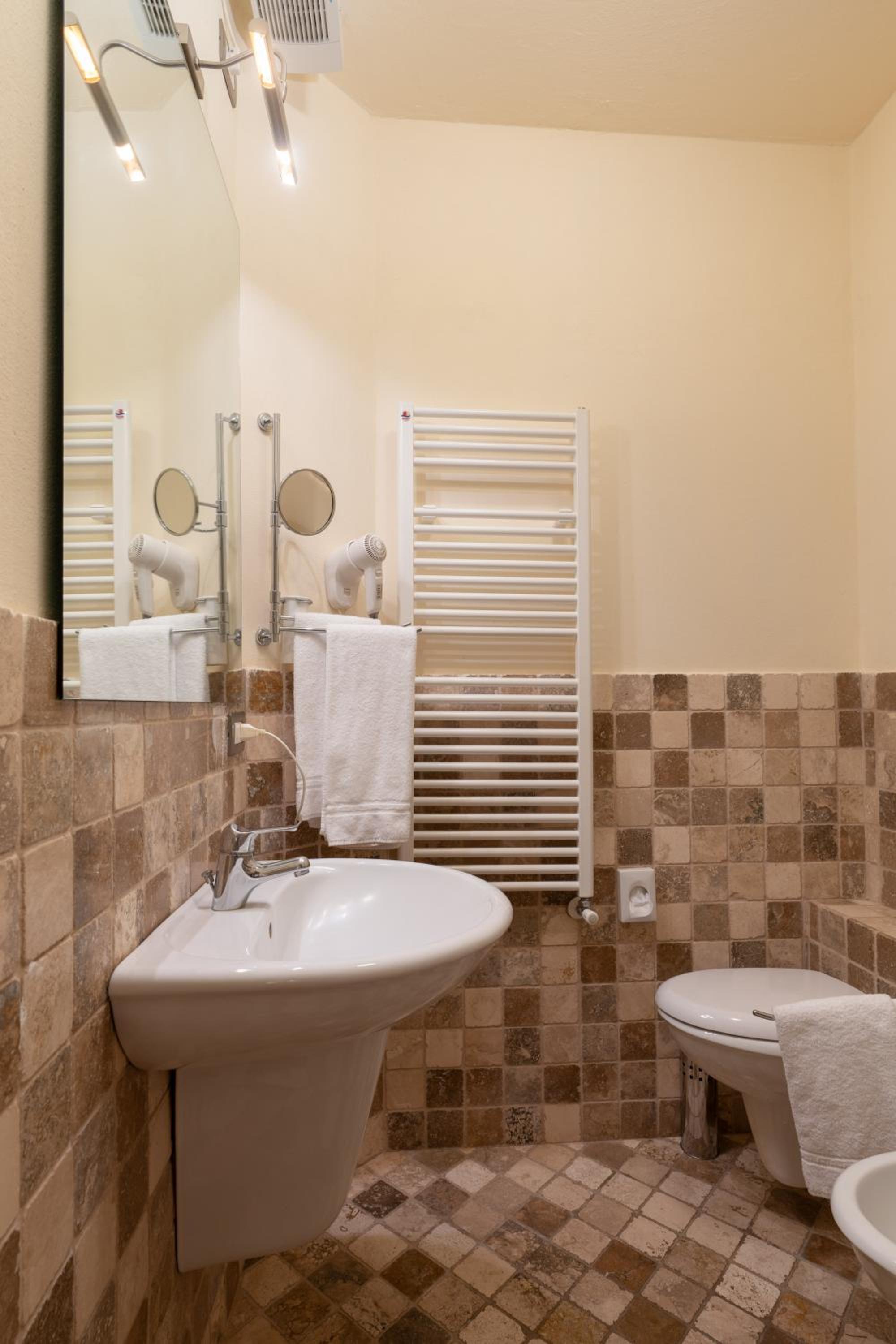 Superior Double or Twin Room - Photo 2