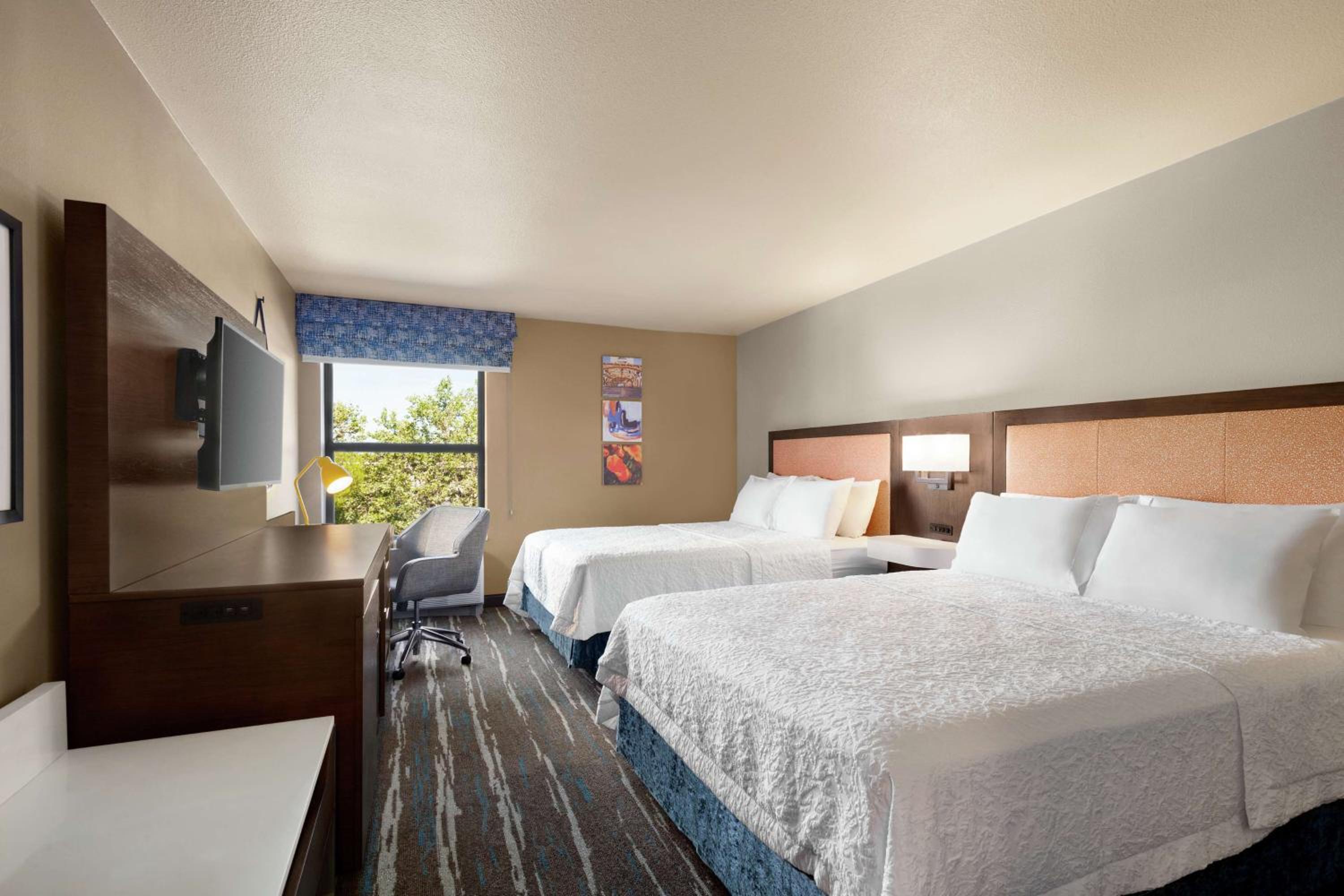 Room with Two Queen Beds - Non-Smoking photo 2
