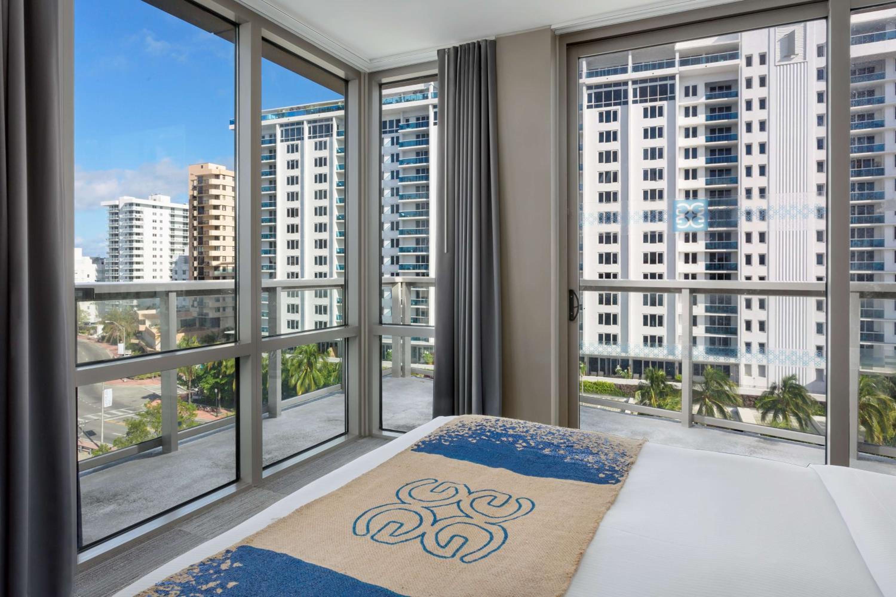 2 QUEENS BALCONY POOL VIEW - ADA ACCESSIBLE