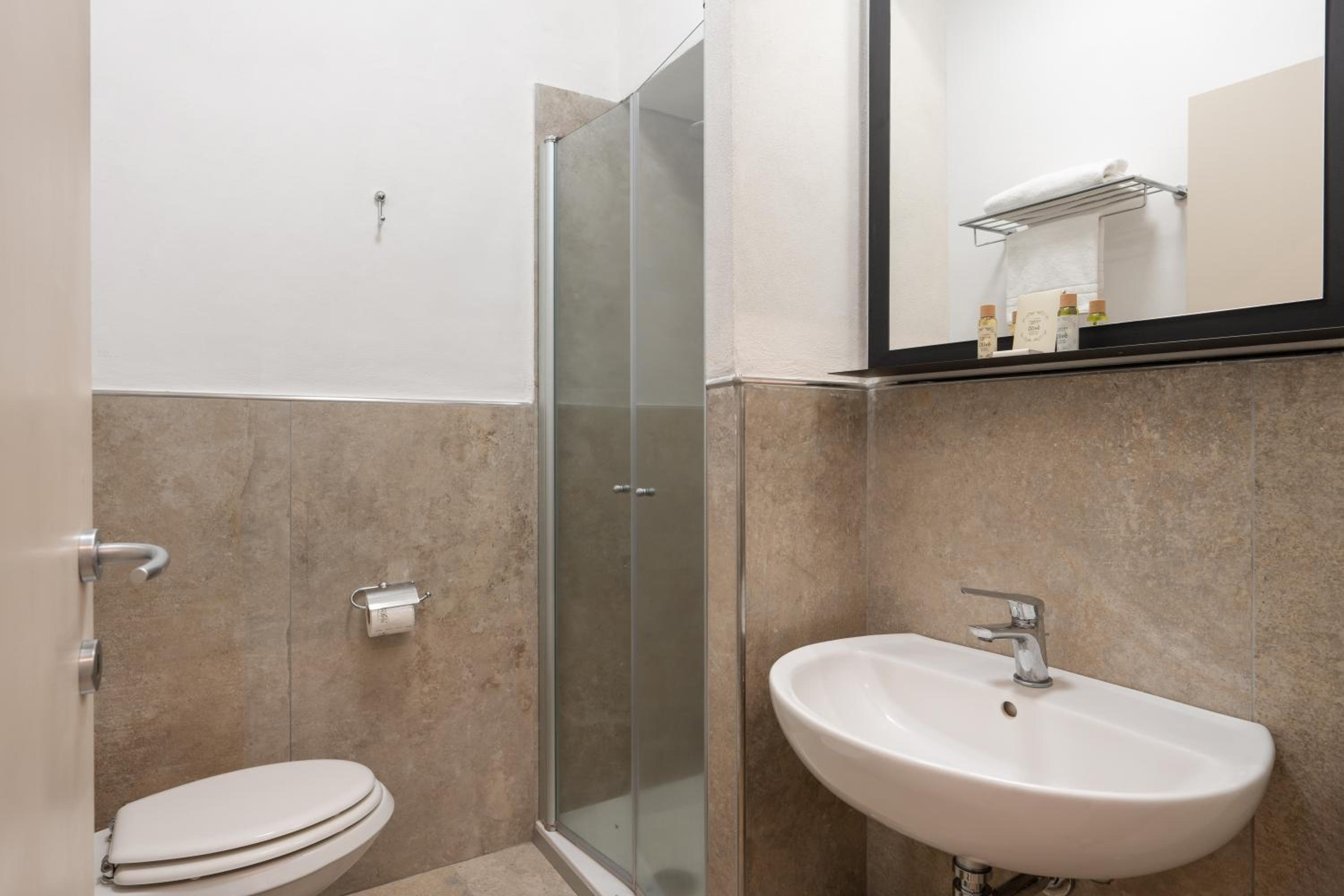 Standard Double or Twin Room - Photo 4