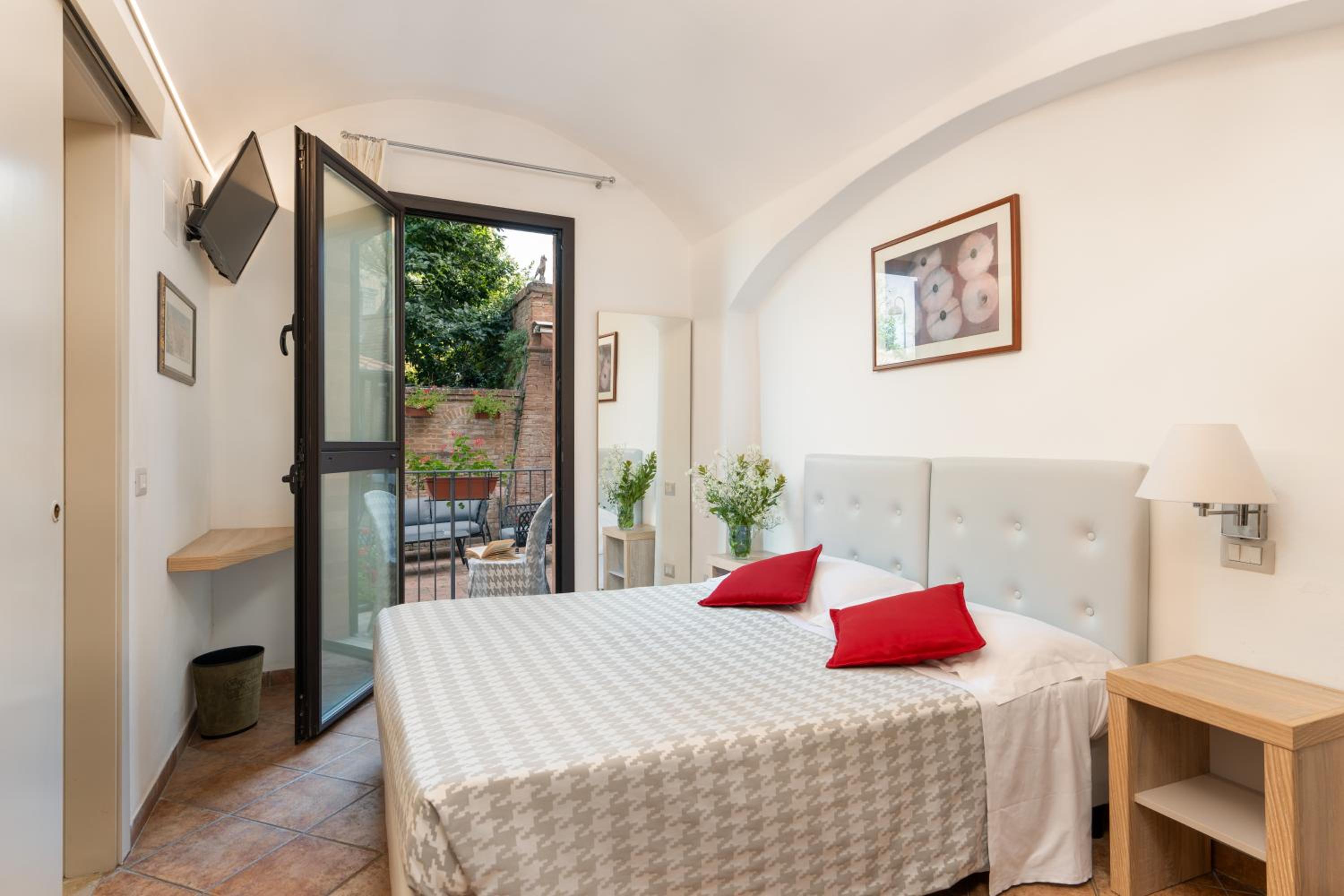 Standard Double or Twin Room - Photo 5