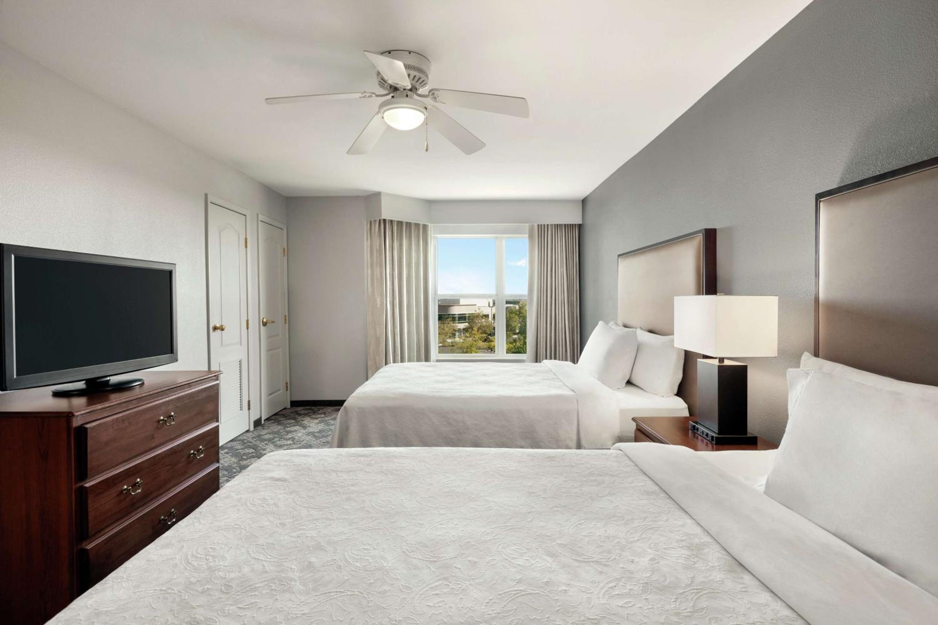 One-Bedroom Queen Suite with Two Queen Beds - Non-Smoking - Photo 6