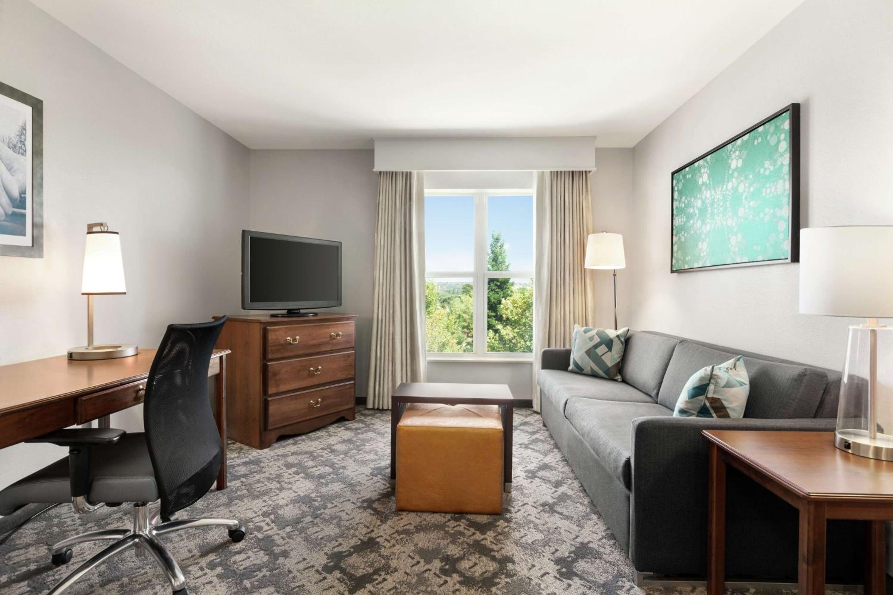 Two Bedroom Suite with One King and Two Queen Beds - Non-Smoking - Photo 3