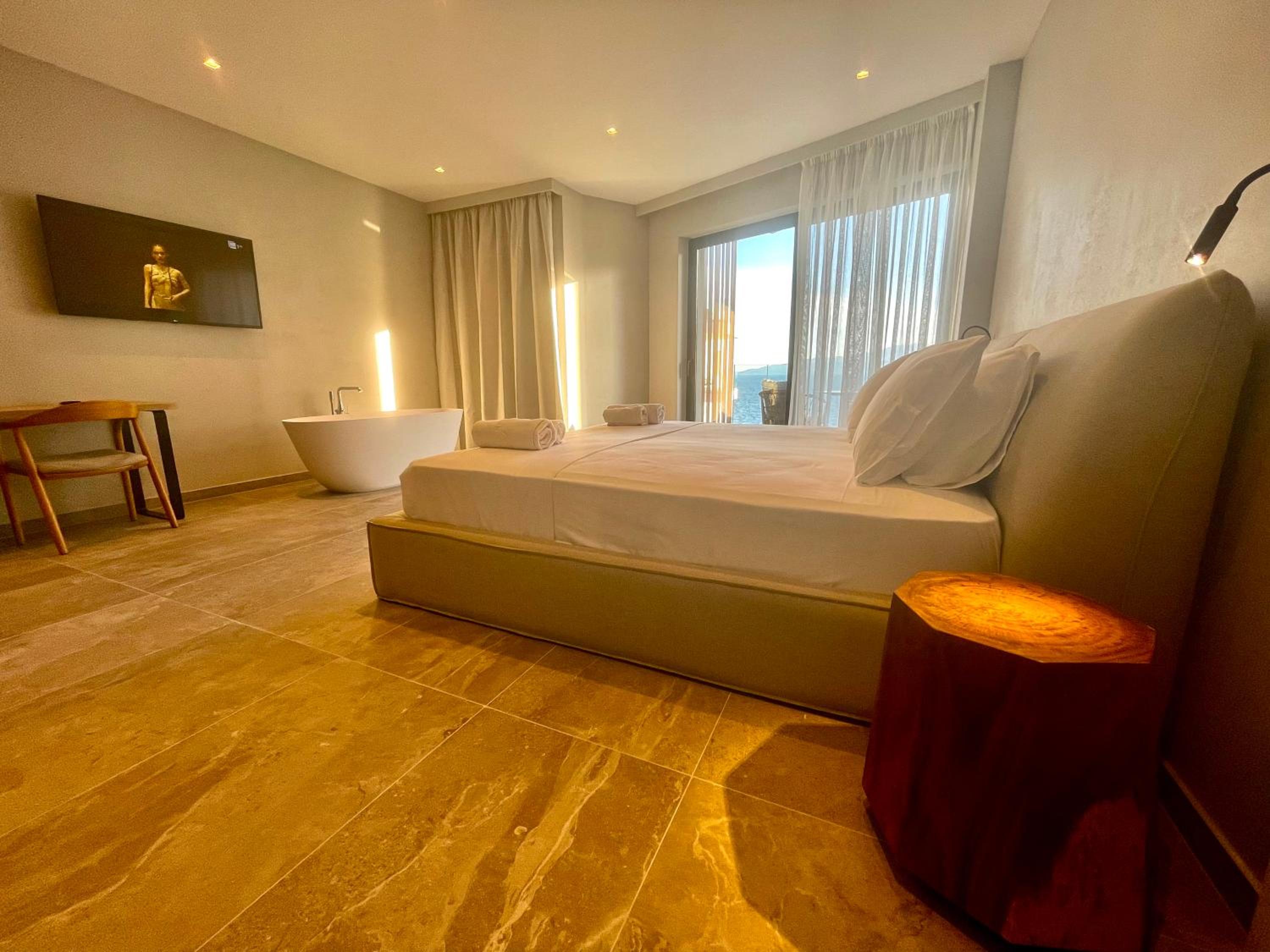 Deluxe Double Room with Bath photo 1