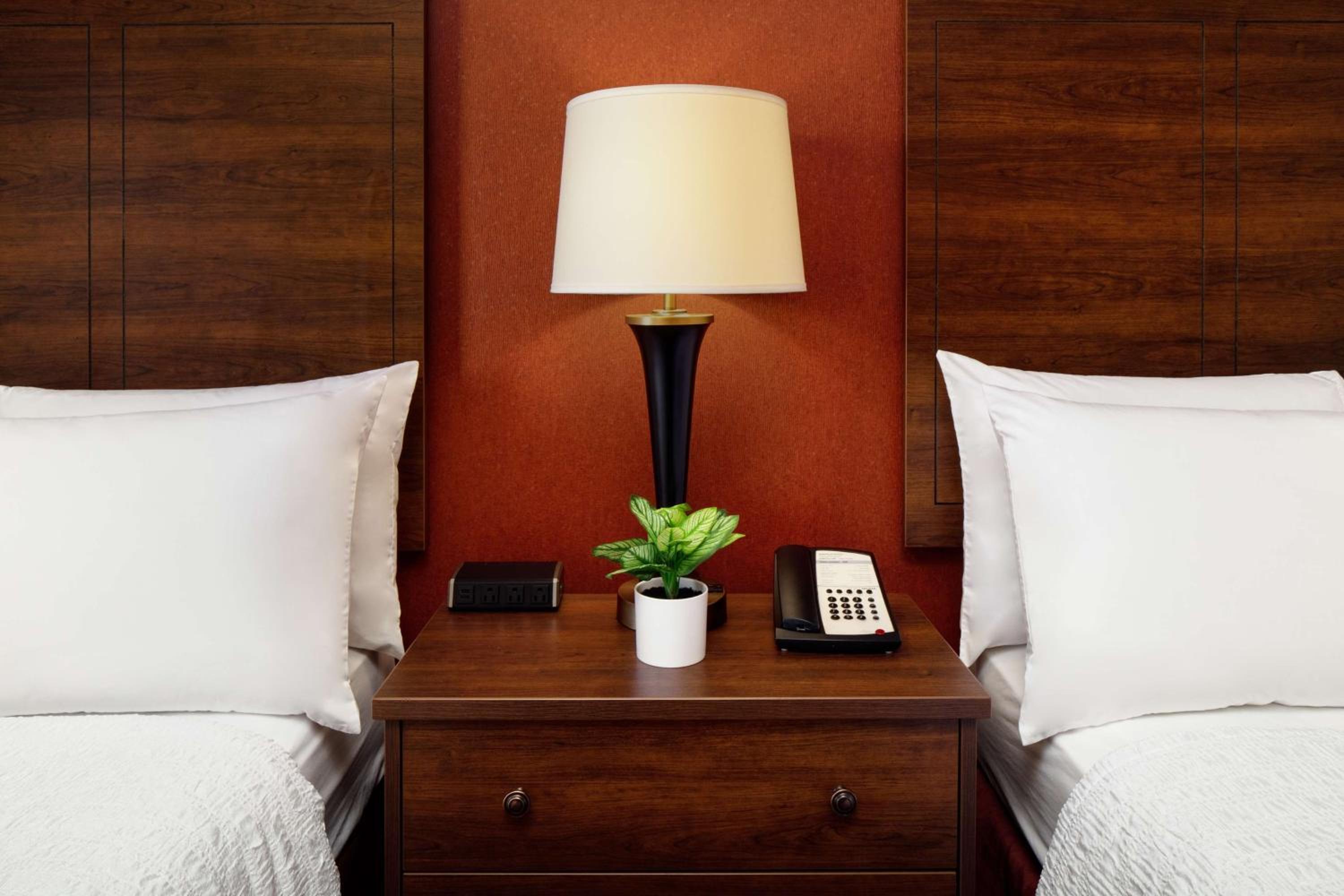 Queen Room with Two Queen Beds - Non-Smoking - Photo 4