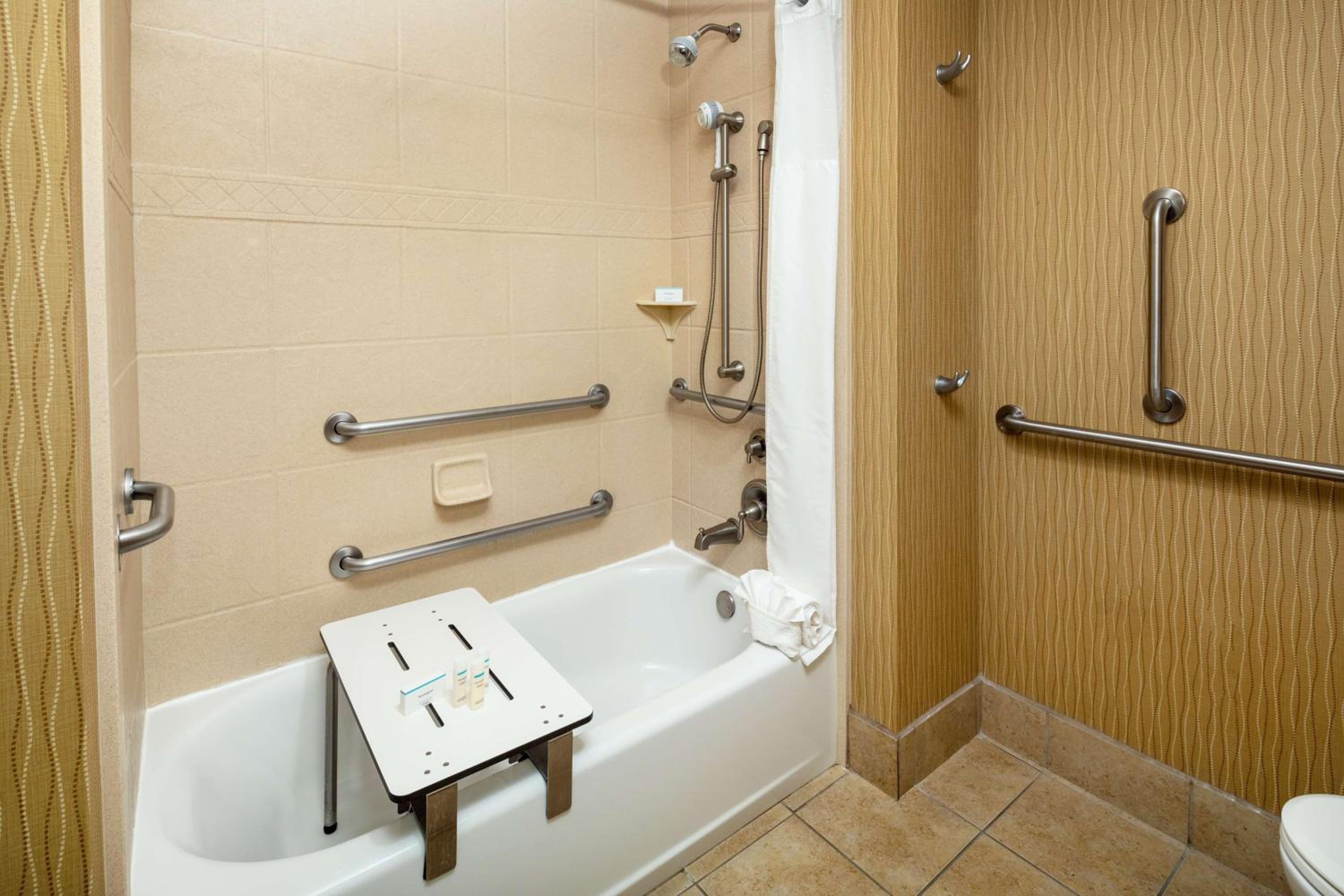King Room with Accessible Tub - Mobility and Hearing Access/Non-Smoking - Photo 6
