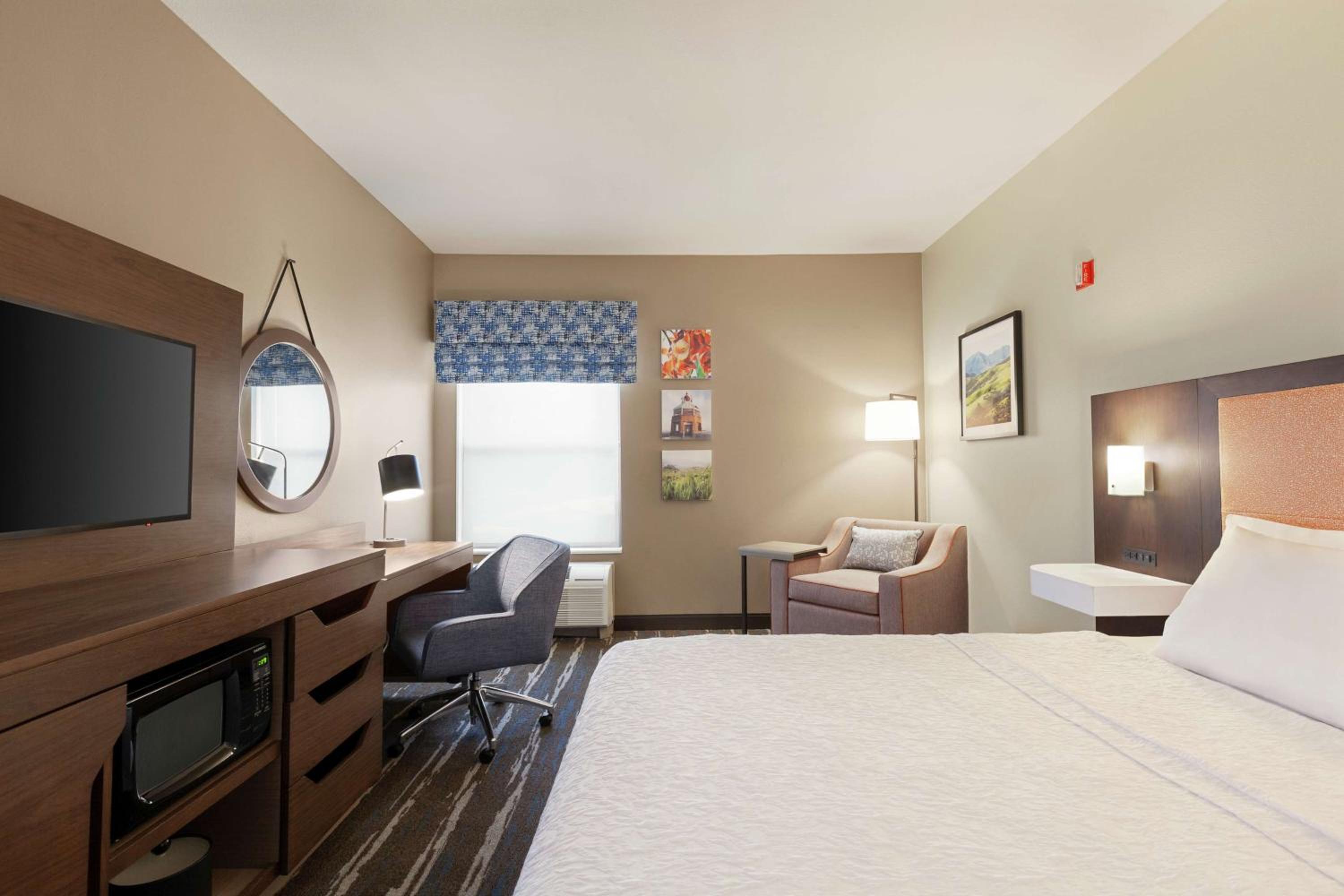 King Room with King Bed - Non-Smoking