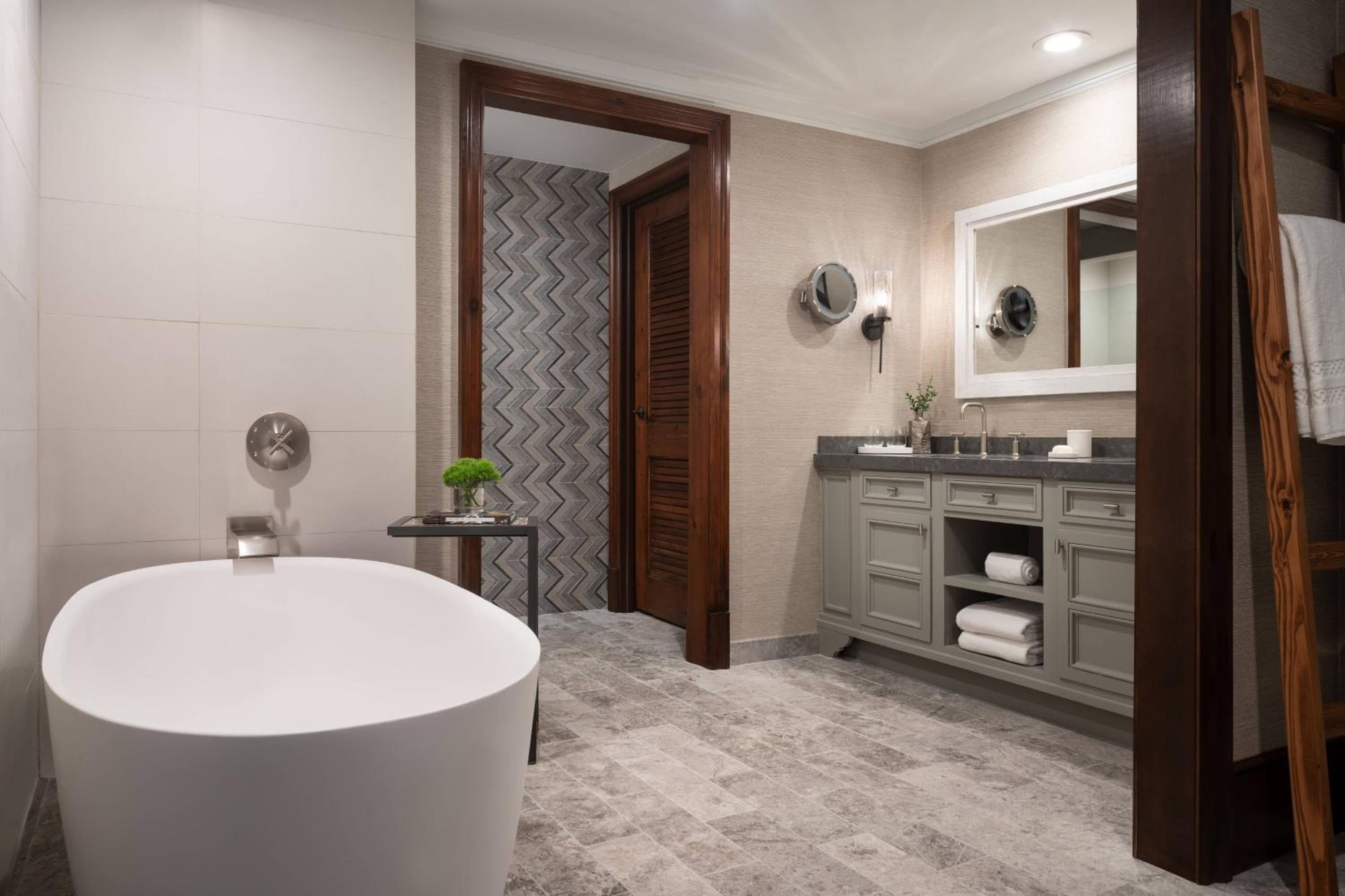 Executive One-Bedroom Suite - Balcony - Photo 5