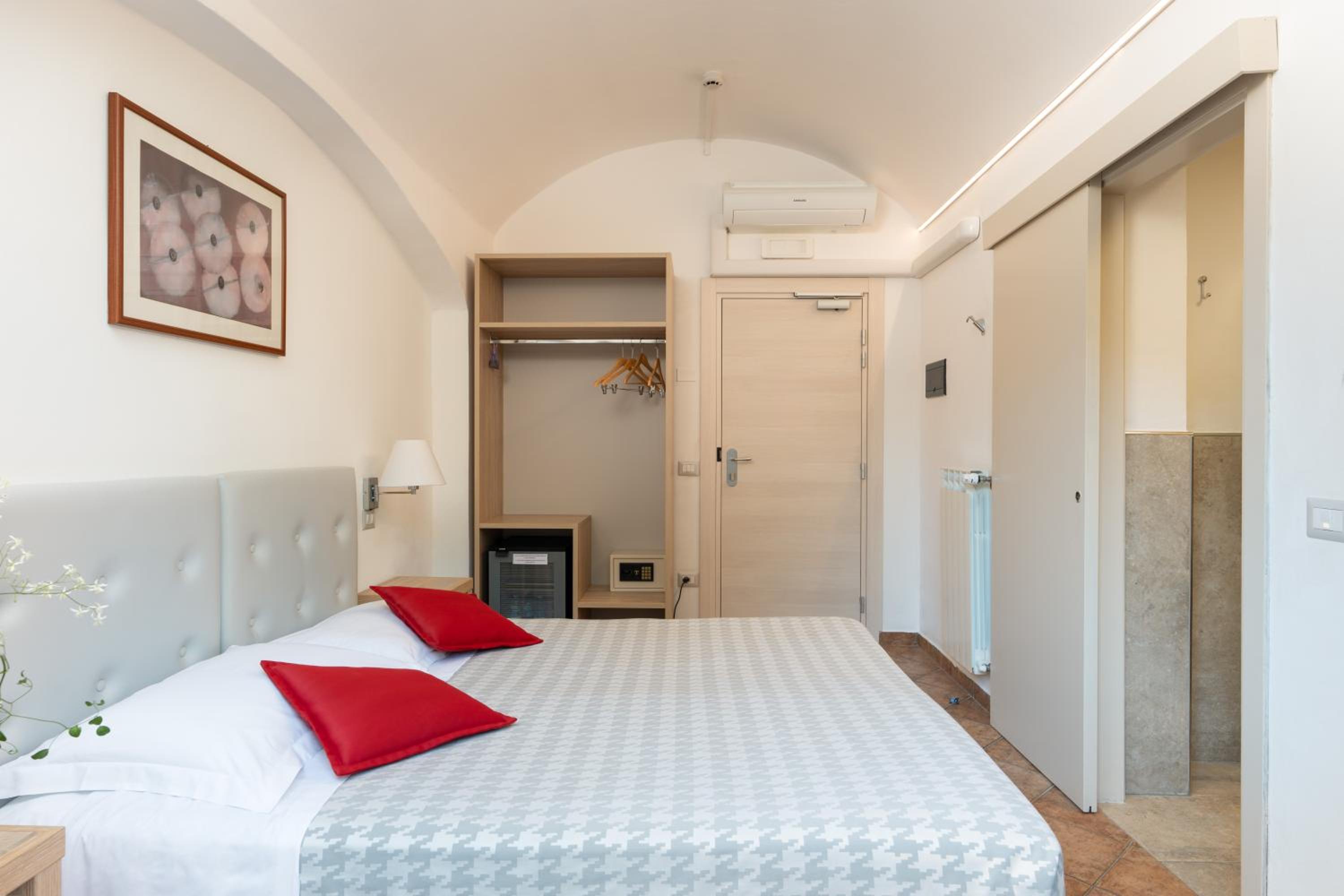 Economy Double Room - Photo 5