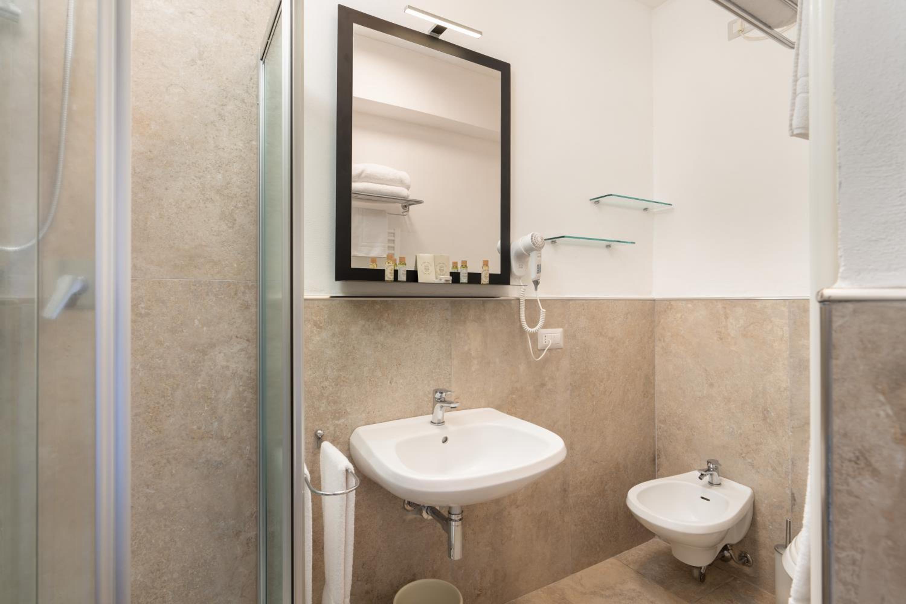 Standard Double or Twin Room - Photo 3