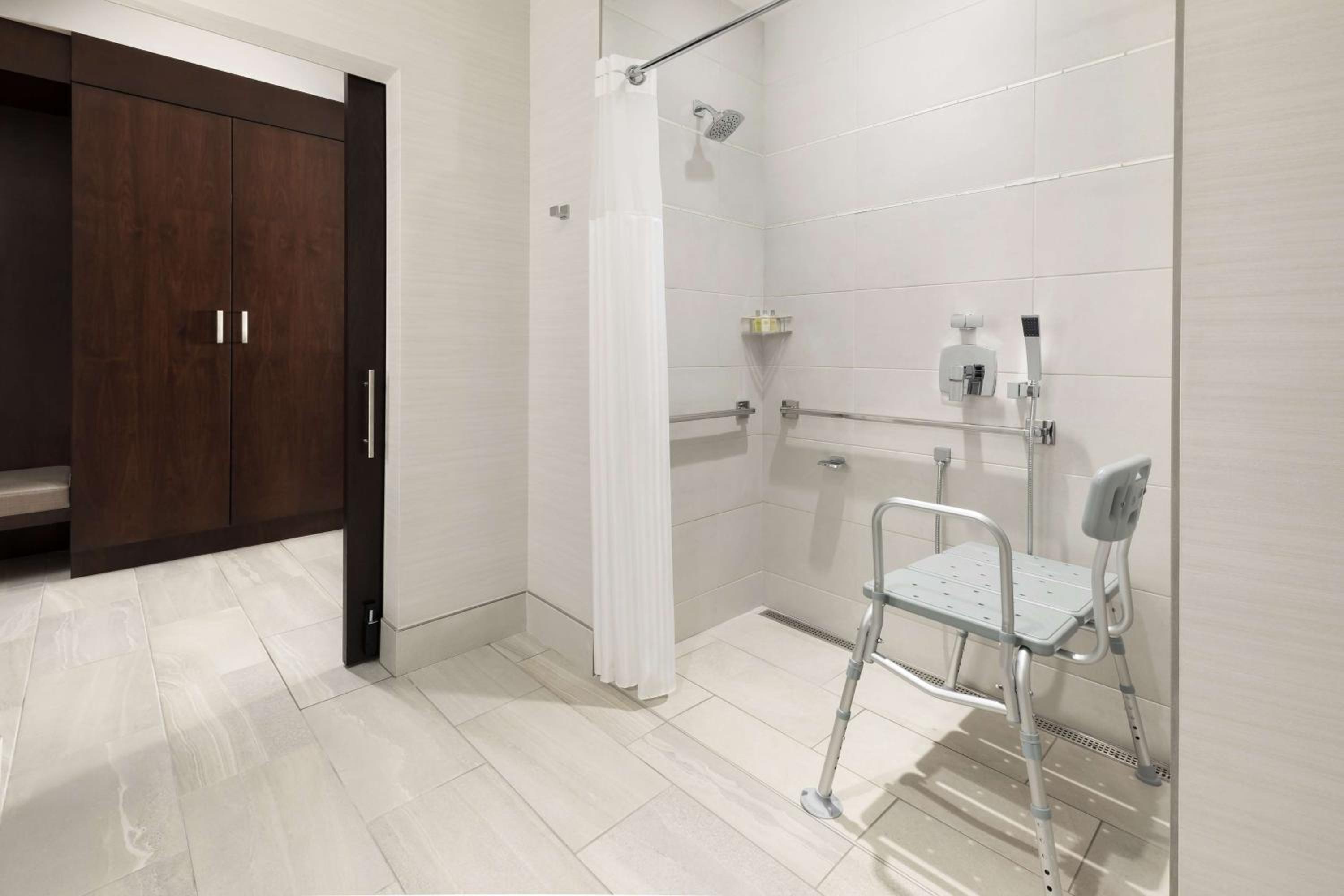 King Room with Roll-In Shower - Mobility Access - Photo 5