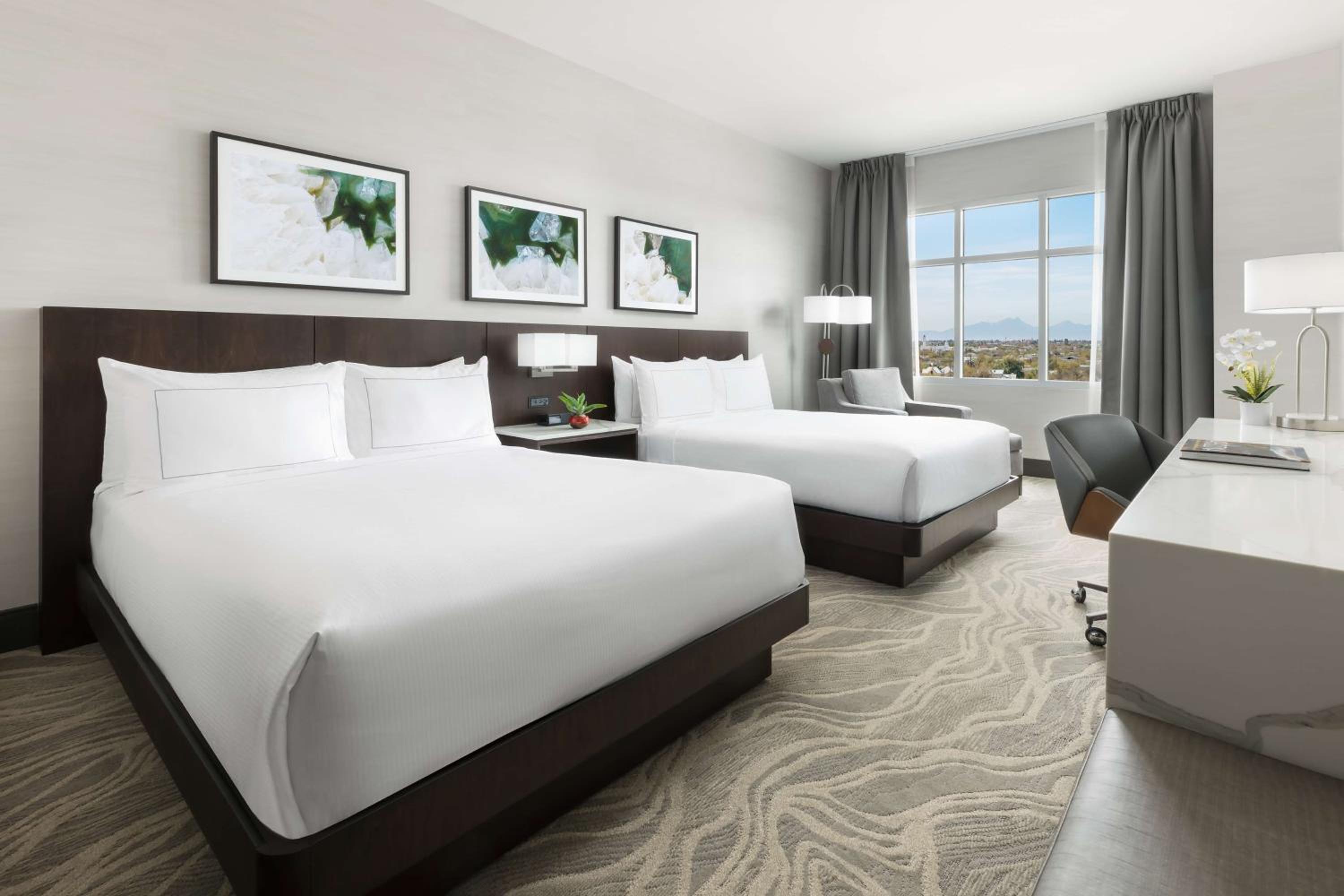 Queen Room with Two Queen Beds - Photo 3