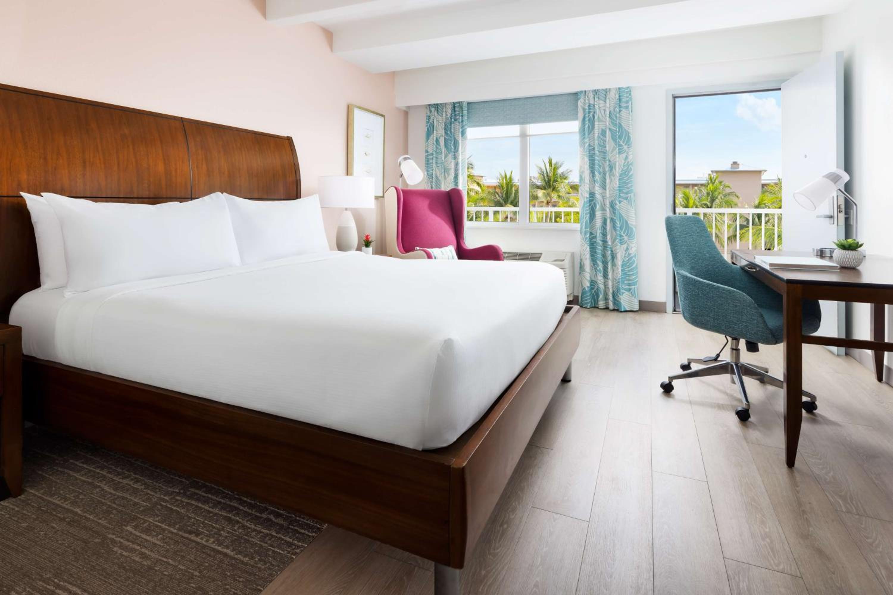 Queen Room with Two Queen Beds and Garden View photo 3