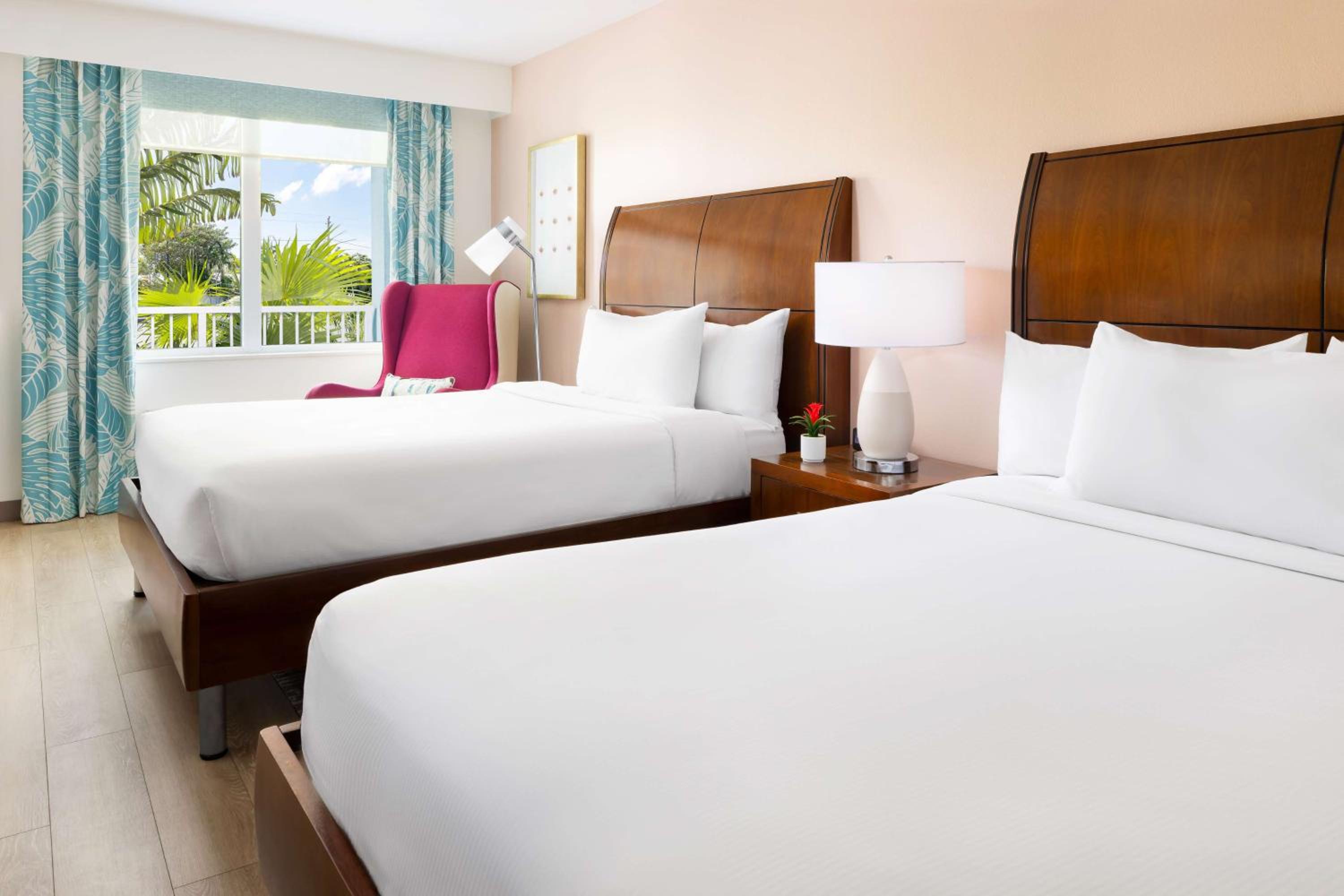 Queen Room with Two Queen Beds and Garden View photo 2