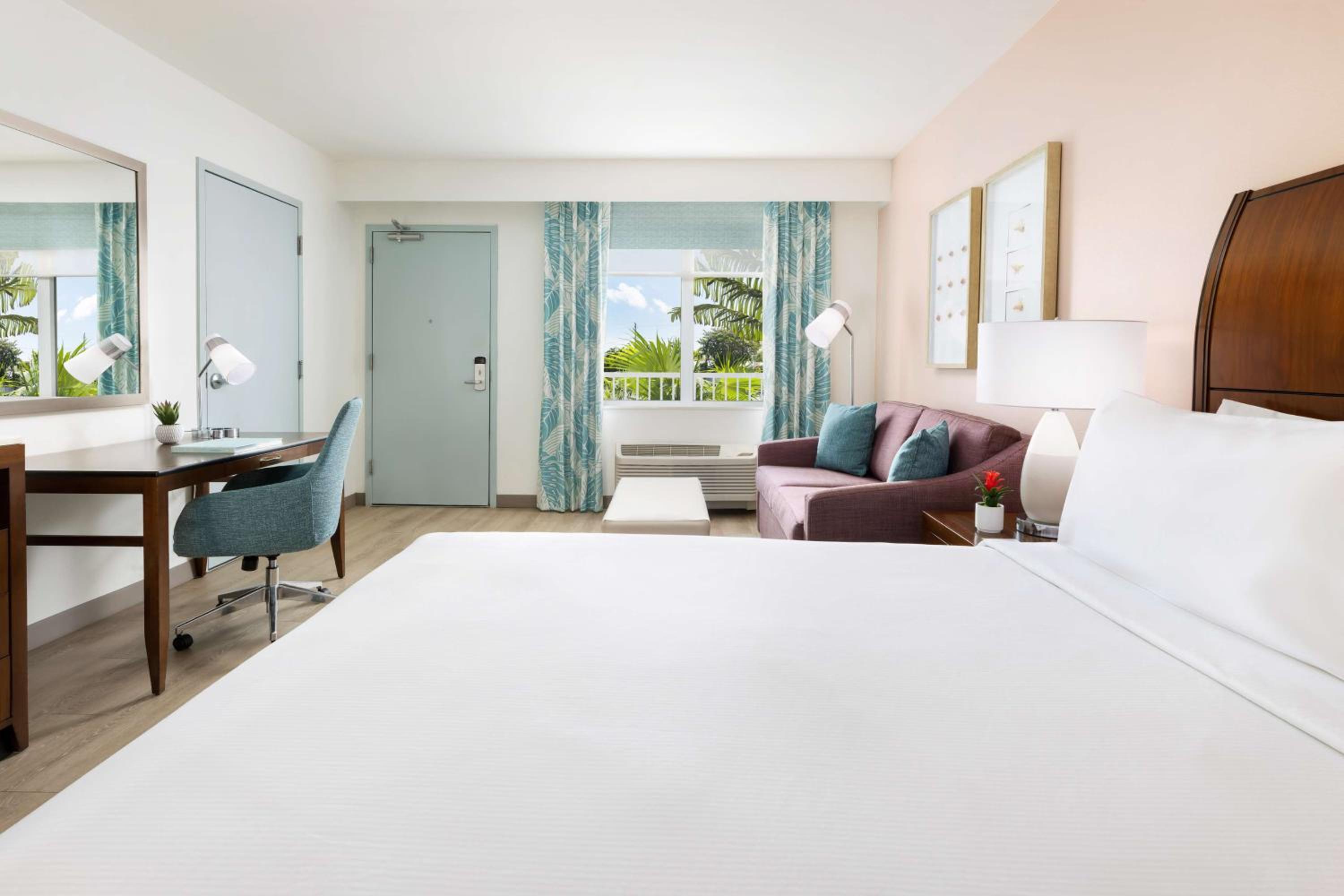 King Room with Pool View photo 2