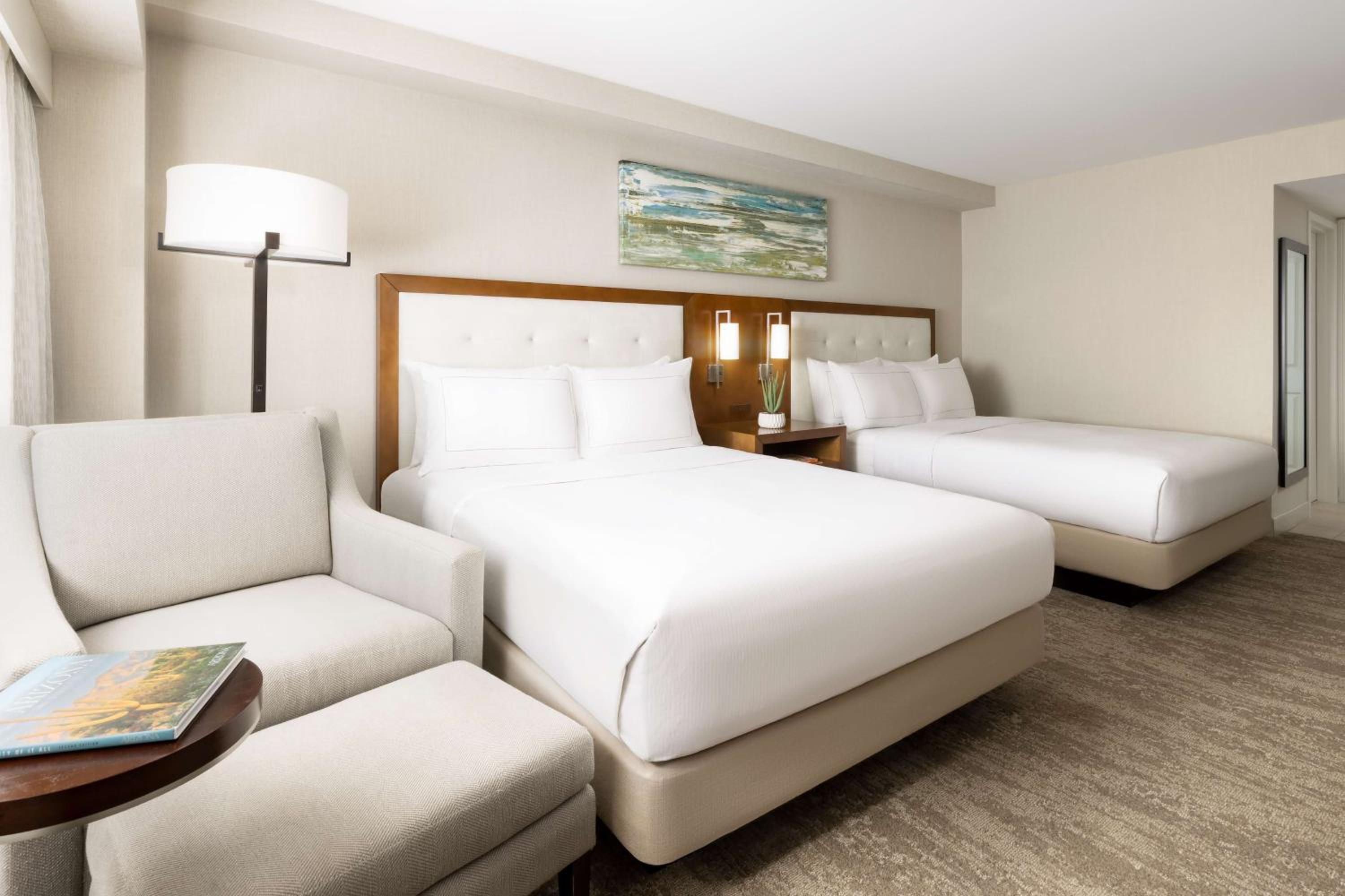 Queen Room with Two Queen Beds and Mountain View photo 1