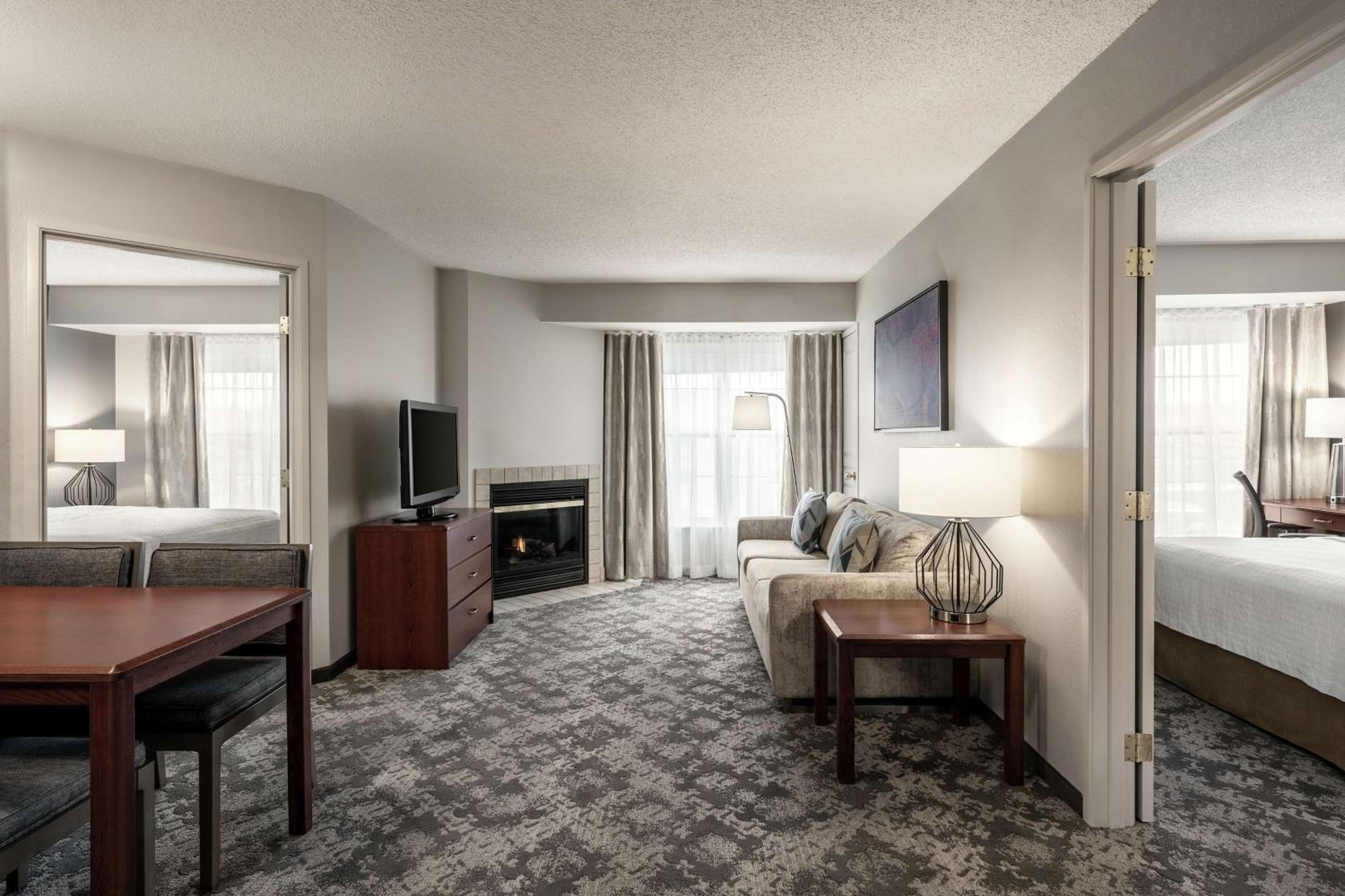 Two-Bedroom Queen Suite with Fireplace - Non-Smoking - Photo 4