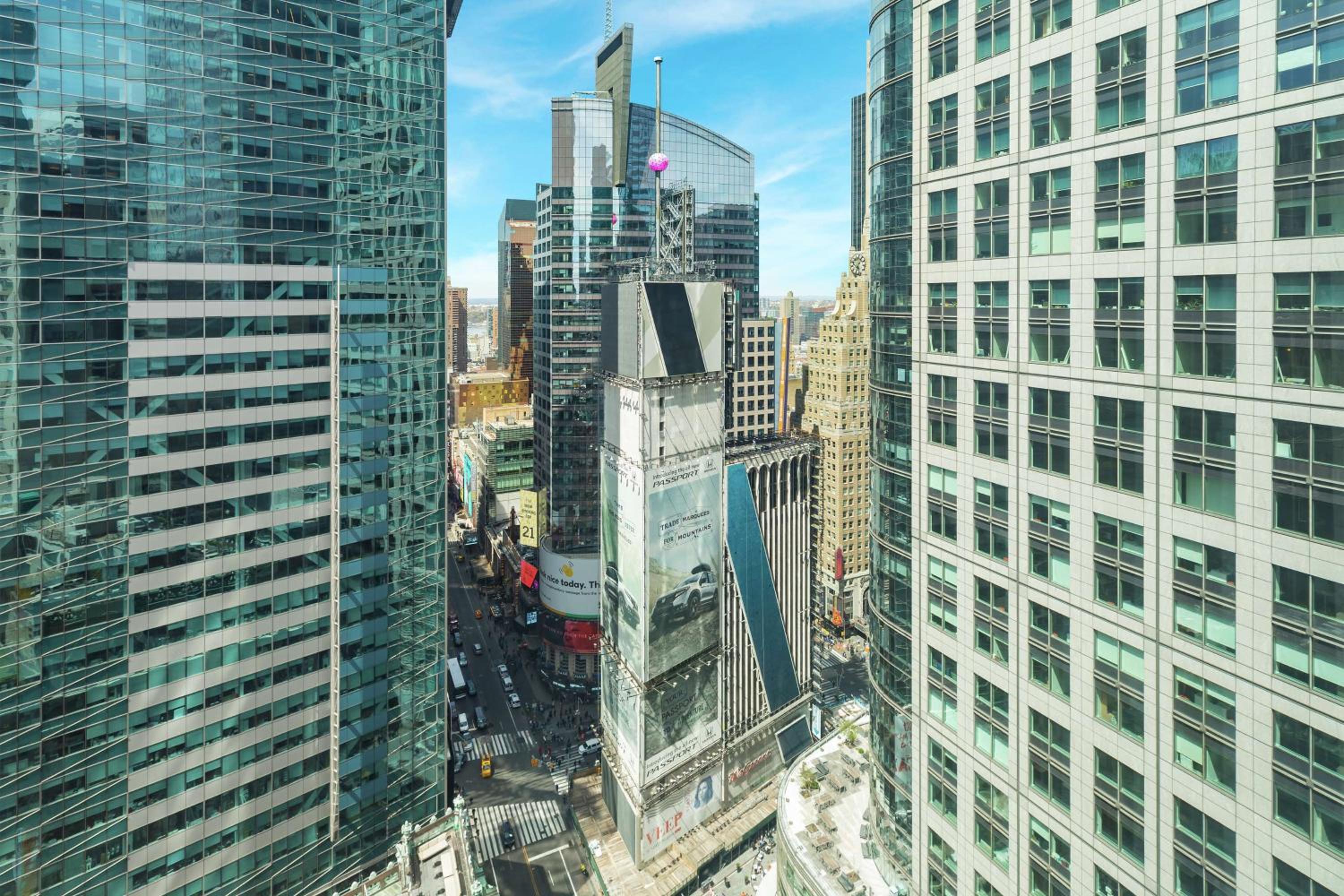 King Corner Room with Times Square View thumbnail 6