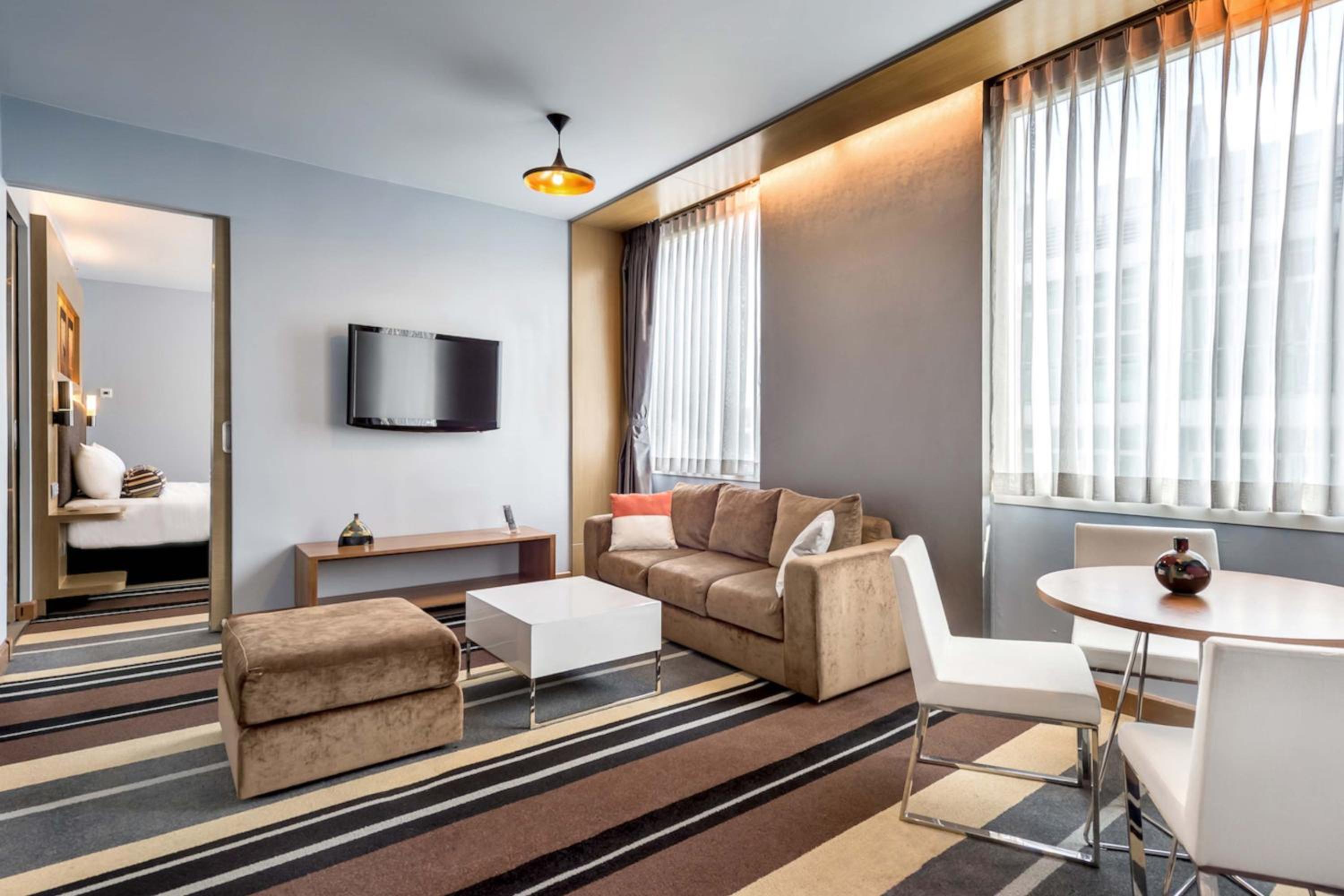 Stylish Suite - Junior King Suite with City View photo 3