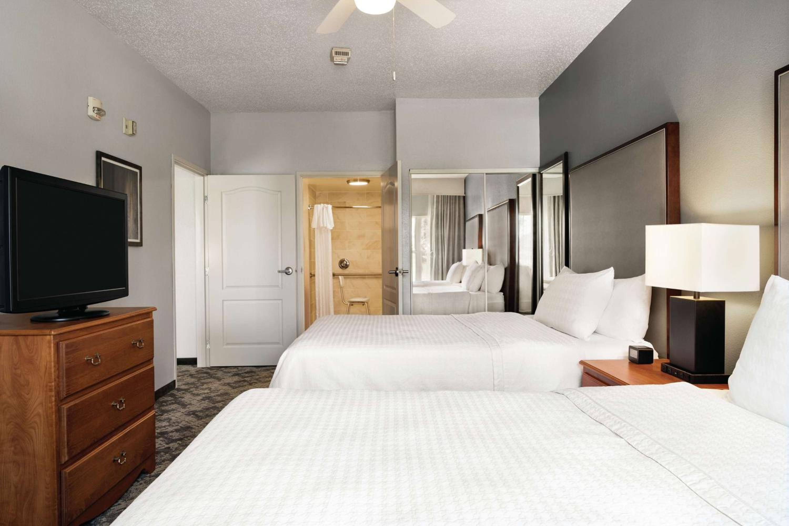 One-Bedroom Queen Suite with Two Queen Beds - Non-Smoking - Photo 5