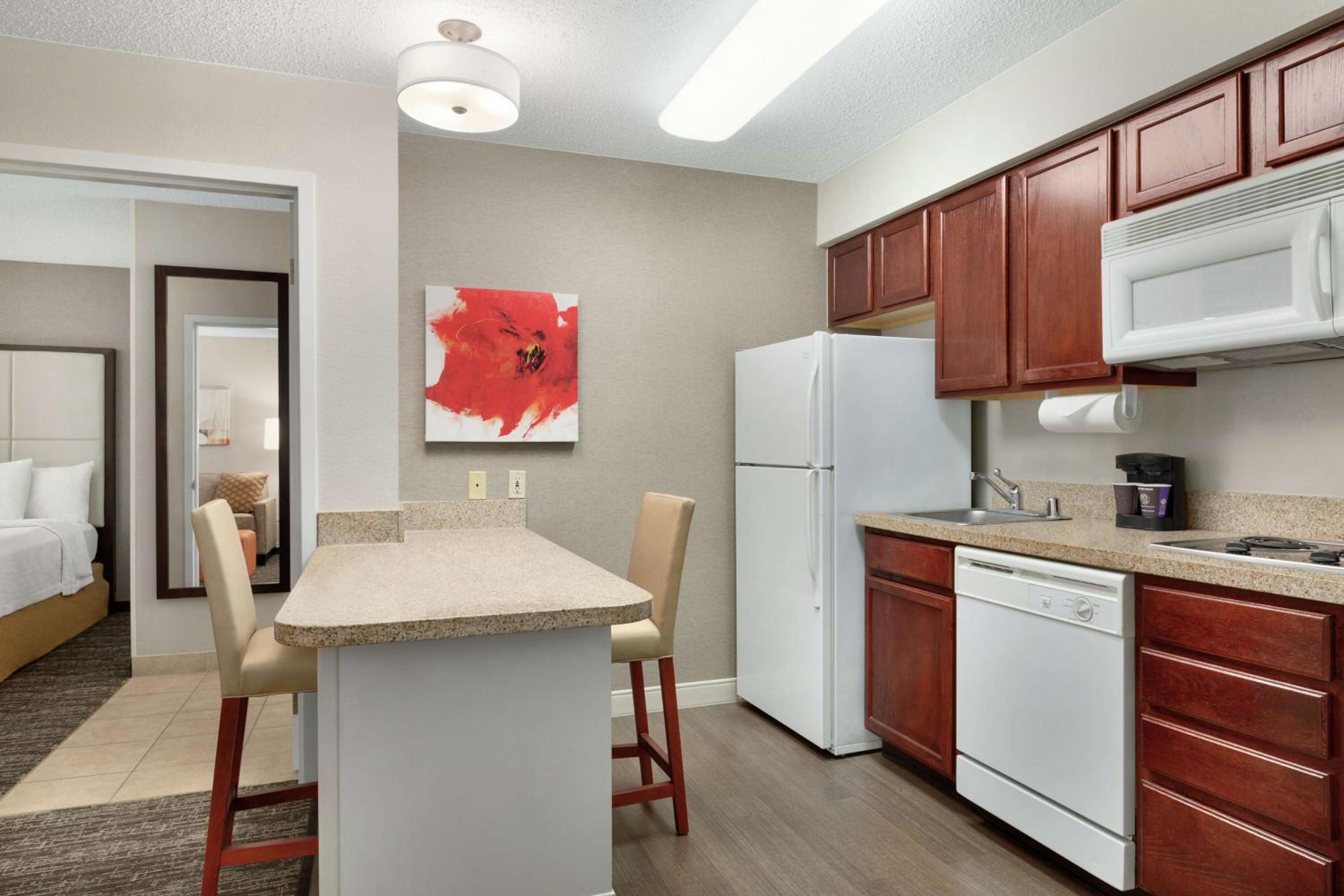 One-Bedroom Queen Suite with Two Queen Beds - Photo 3