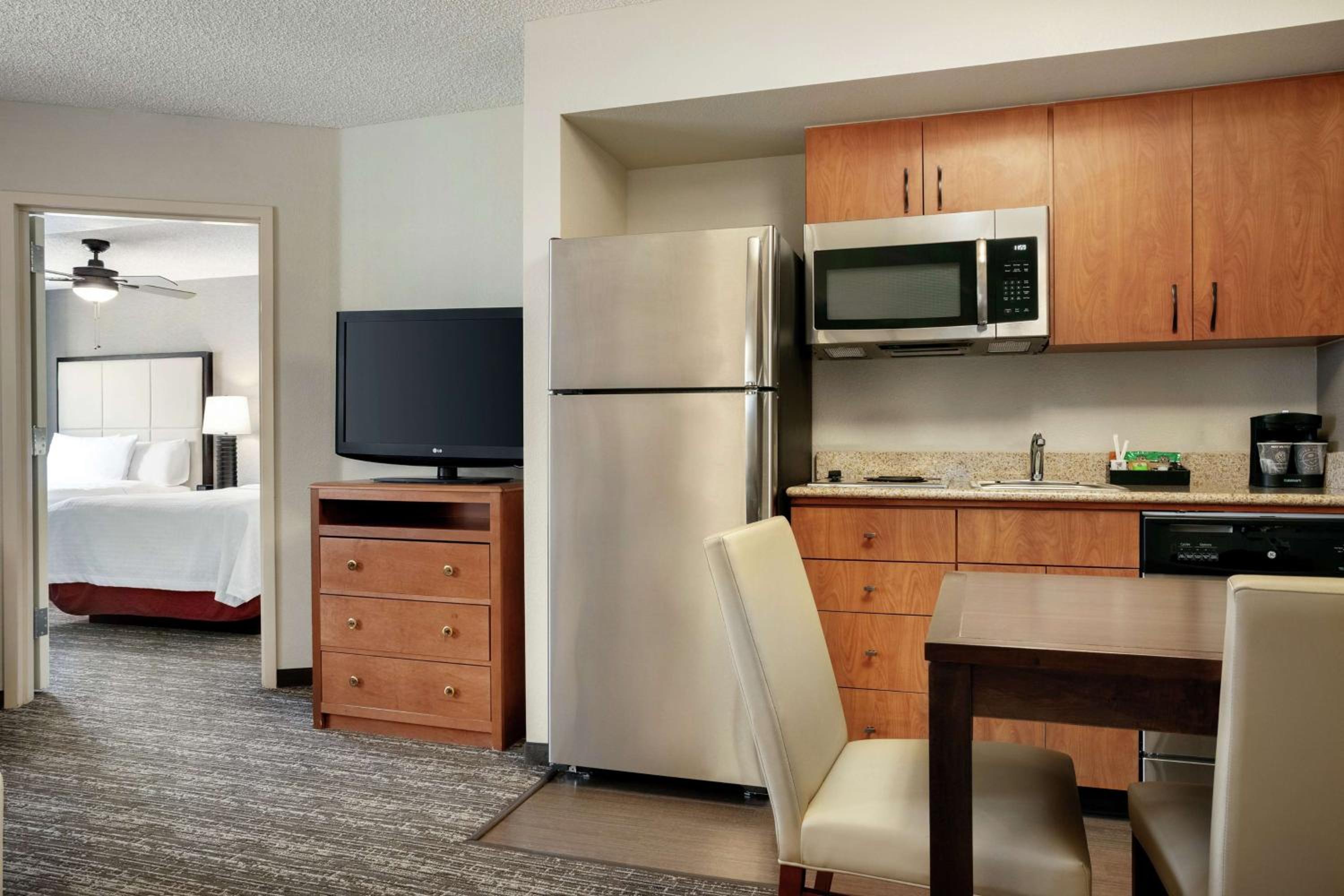 One-Bedroom Queen Suite with Two Queen Beds - Non-Smoking - Photo 5