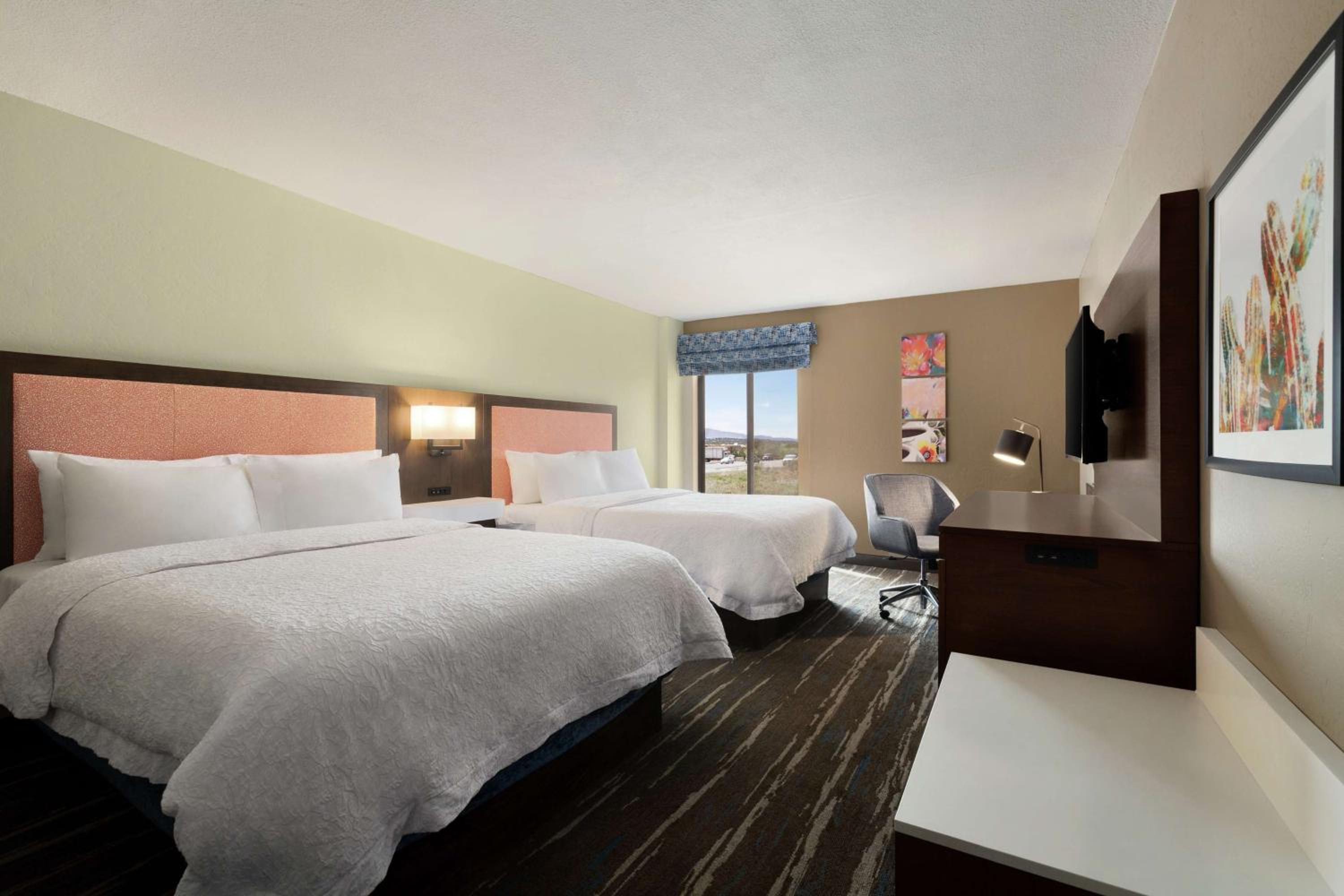 Room with Two Queen Beds - Non-Smoking - Photo 3