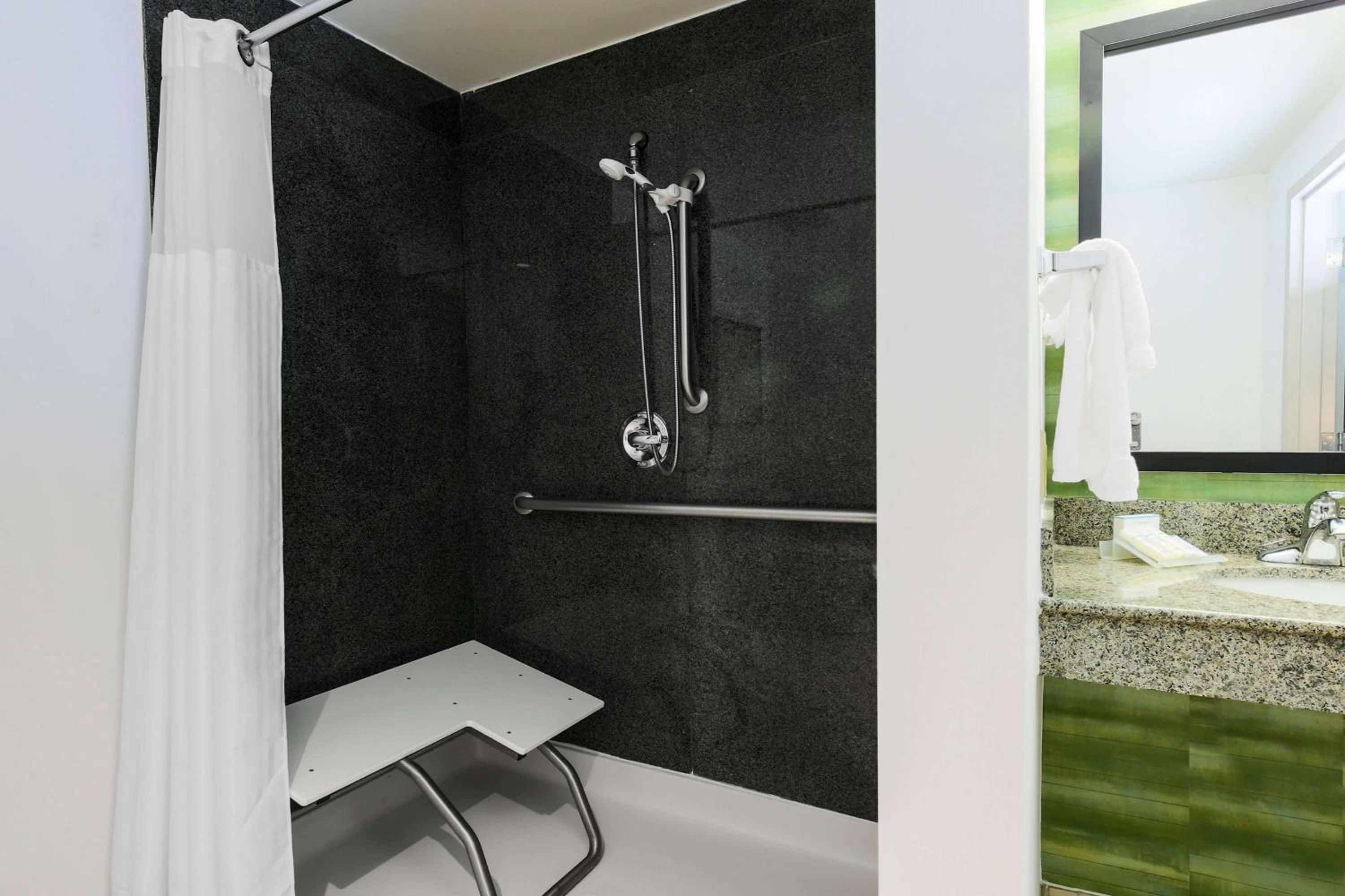 One-Bedroom King Suite with Tub - Mobility/Hearing Accessible - Photo 5