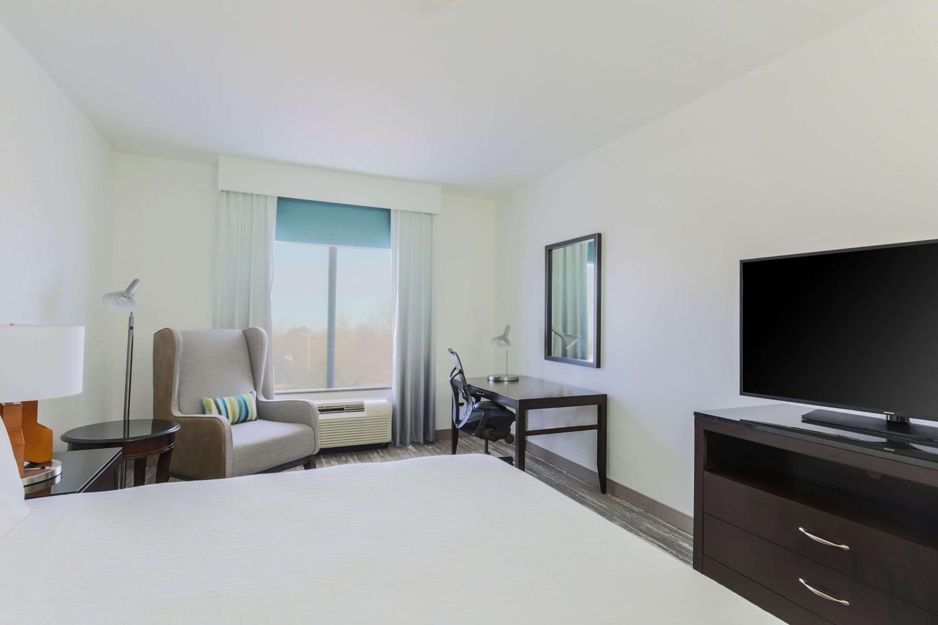 Queen Room with Two Queen Beds - Photo 2