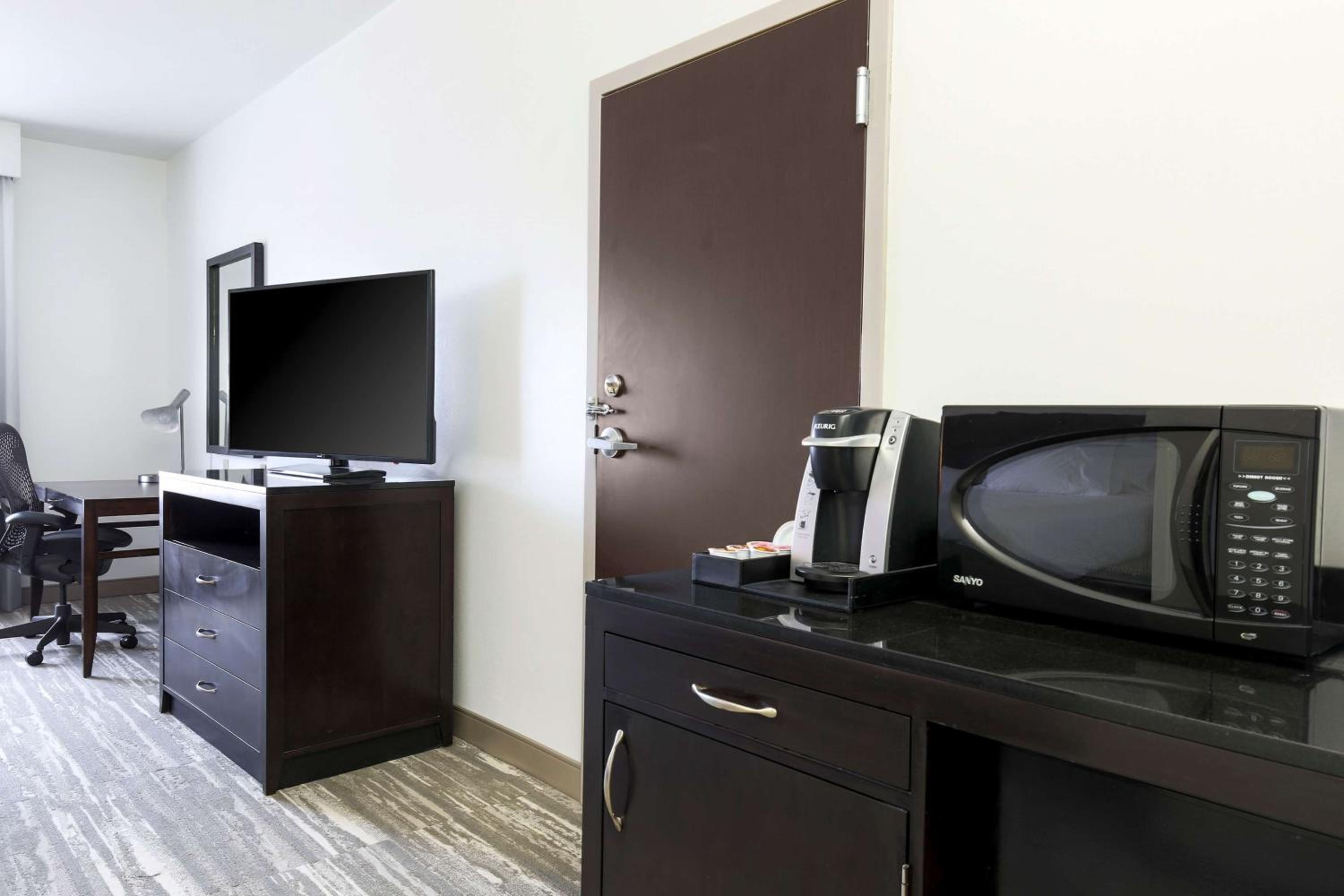 One-Bedroom King Suite with Tub - Mobility/Hearing Accessible - Photo 3