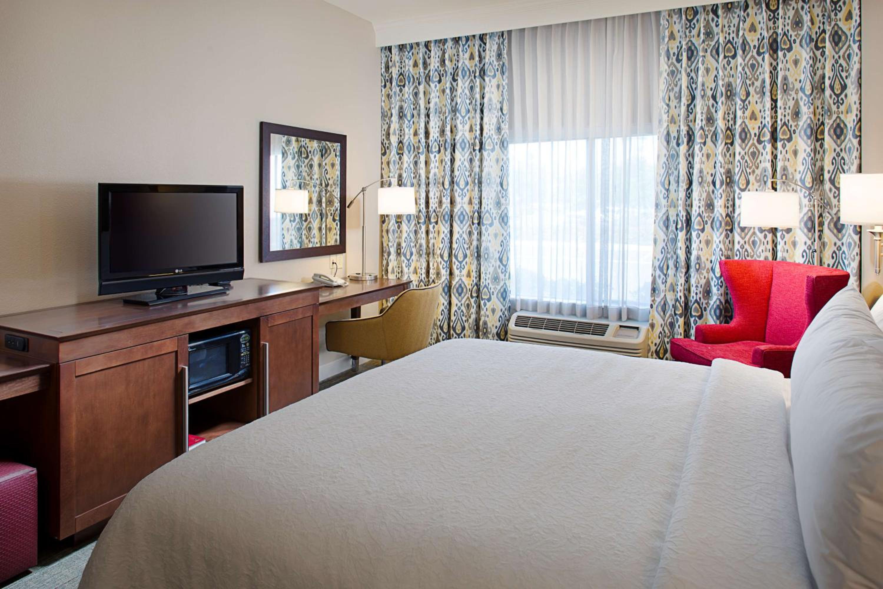 Deluxe King Room - Non-Smoking - Photo 2
