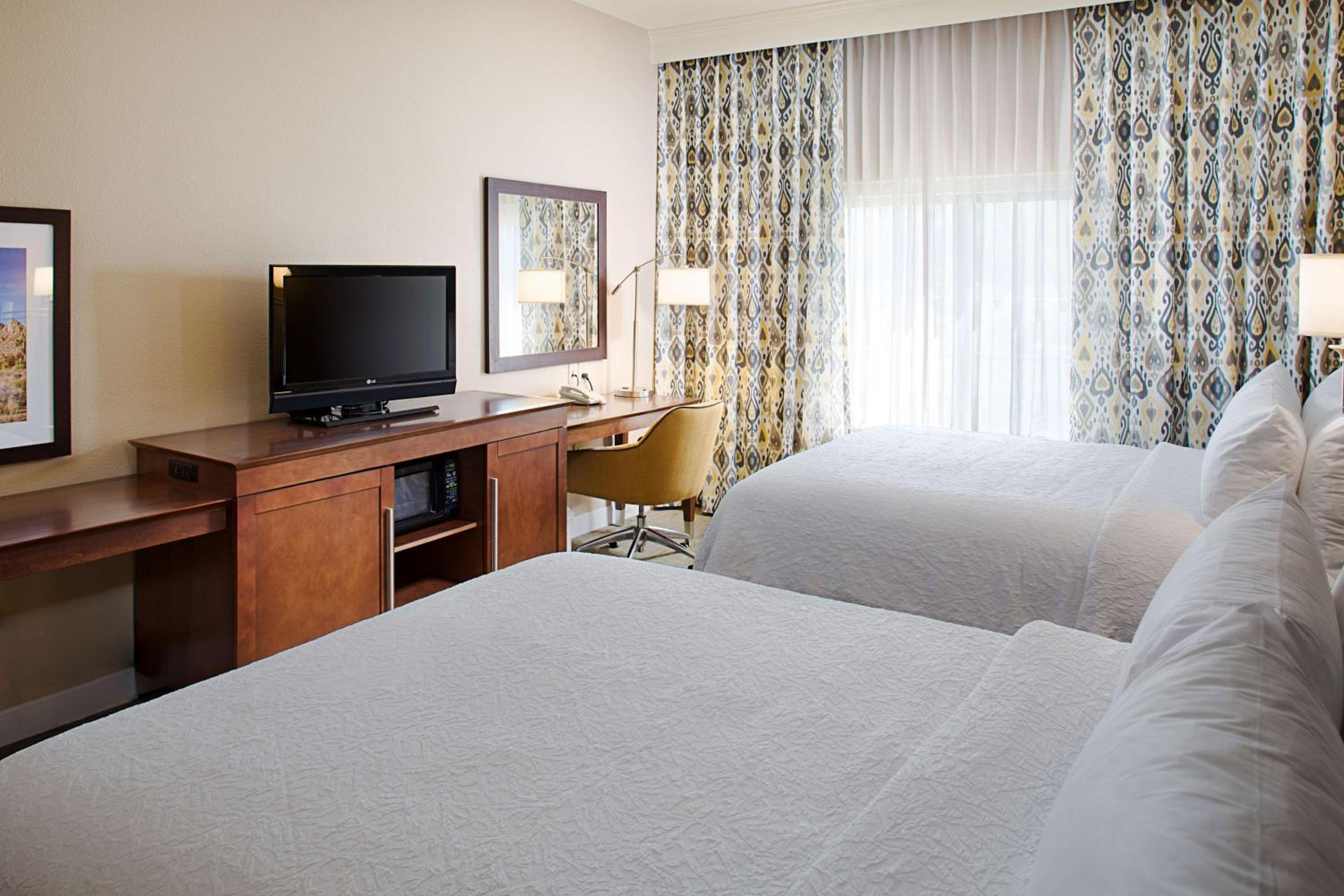 Room with Two Queen Beds - Non-Smoking - Photo 5