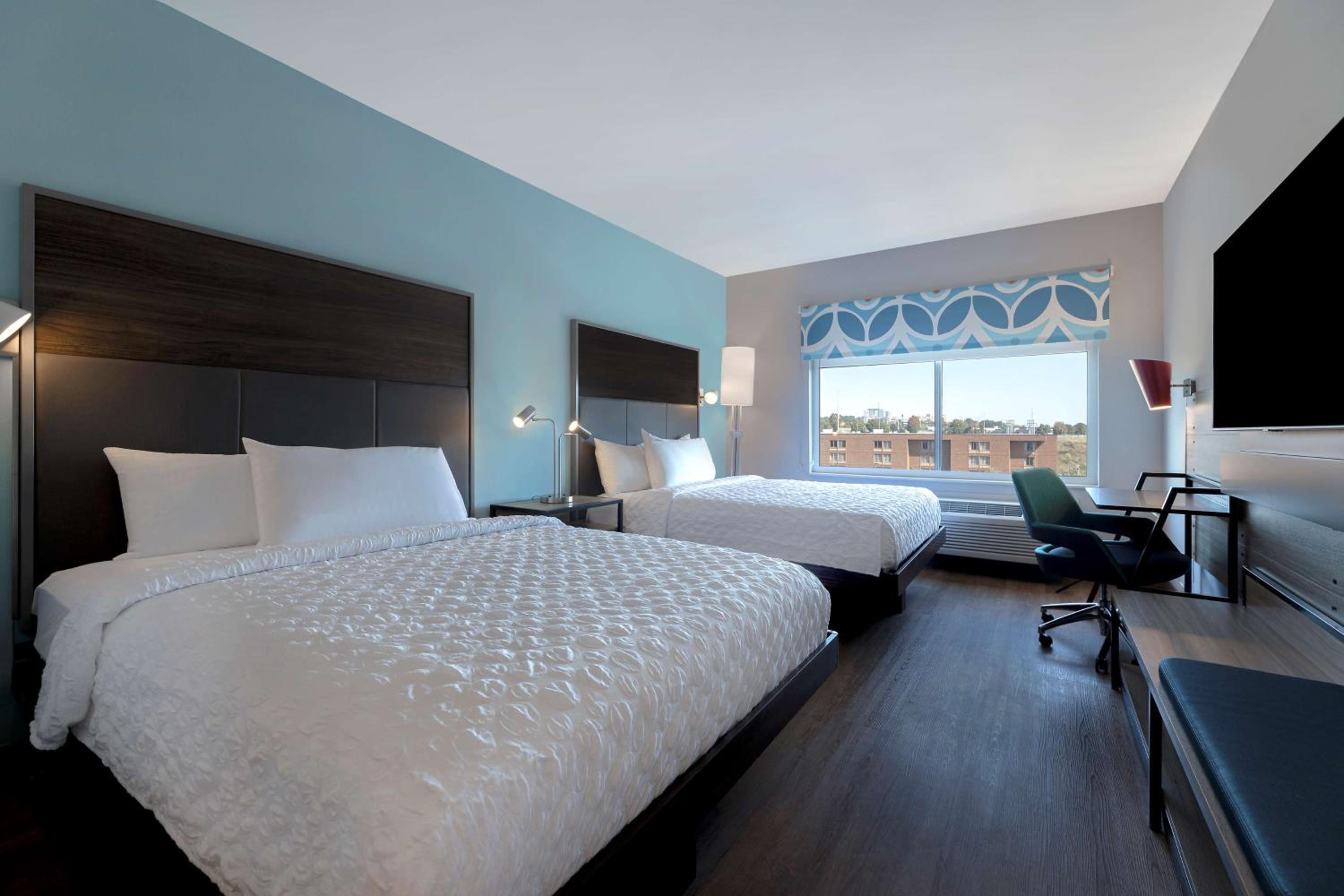 Queen Room with Two Queen Beds - Photo 3