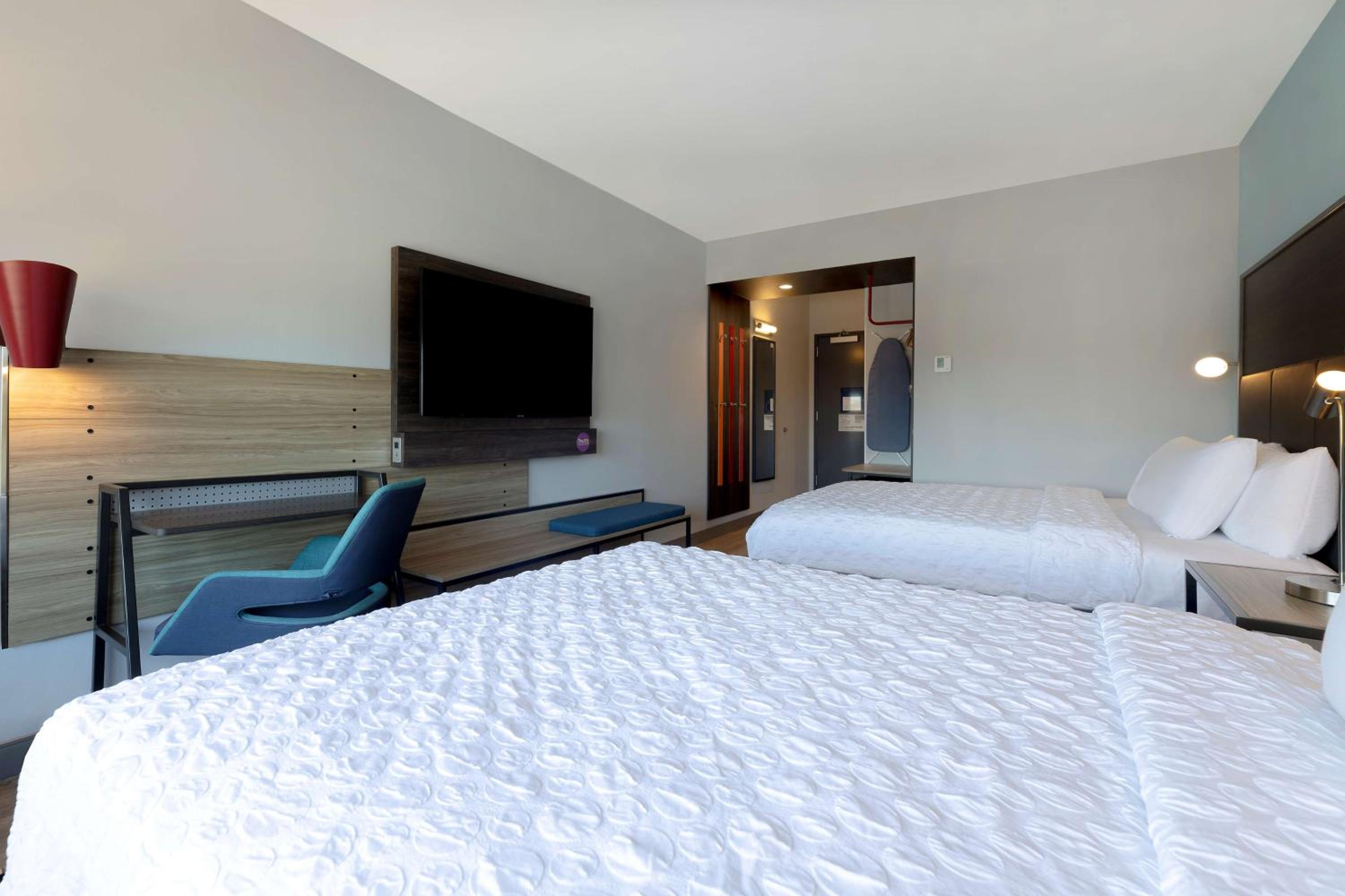 Queen Room with Two Queen Beds - Photo 4