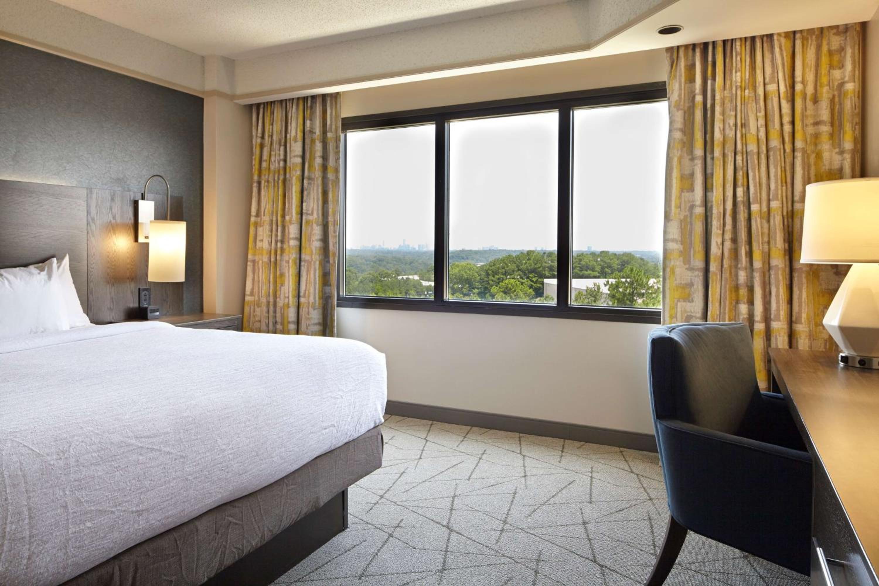 King Suite with City View - Hearing Access/Non-Smoking - Photo 3