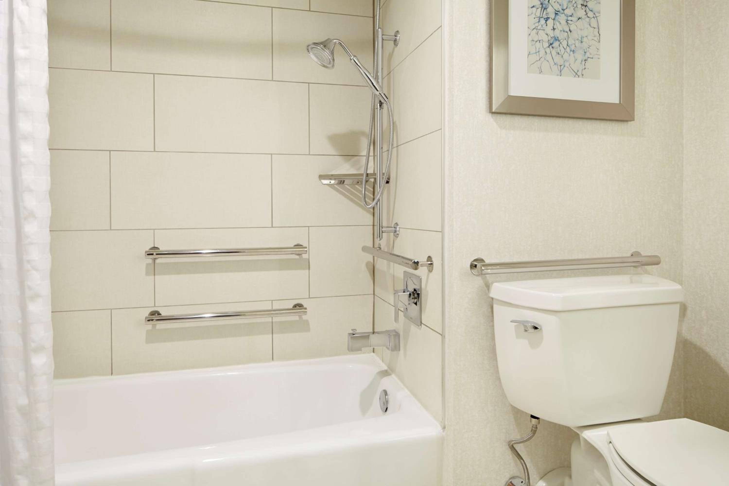 King Suite with Bath Tub and Sofa Bed - Mobility Access/ Non-Smoking - Photo 3