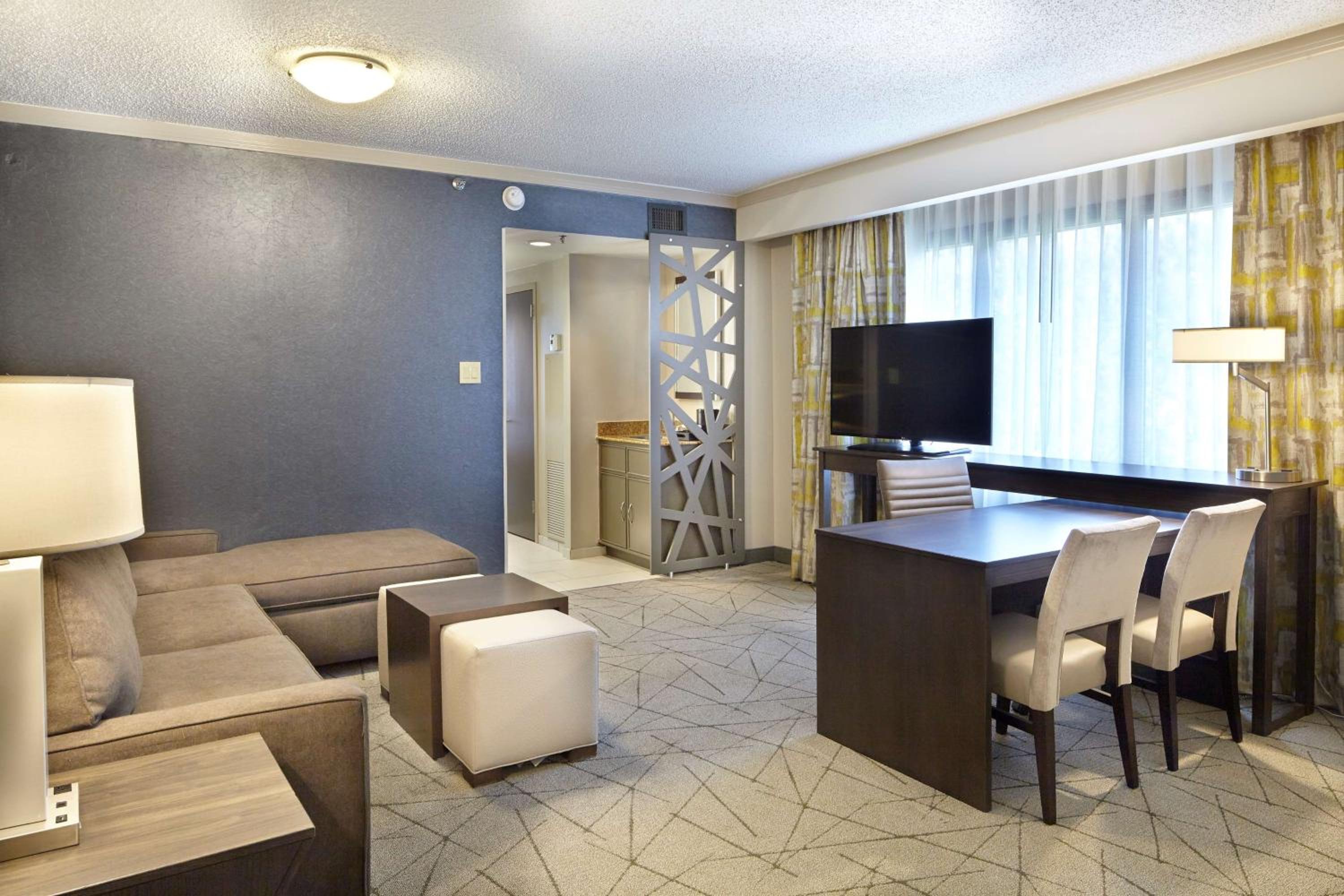 Corner King Suite - Photo 2