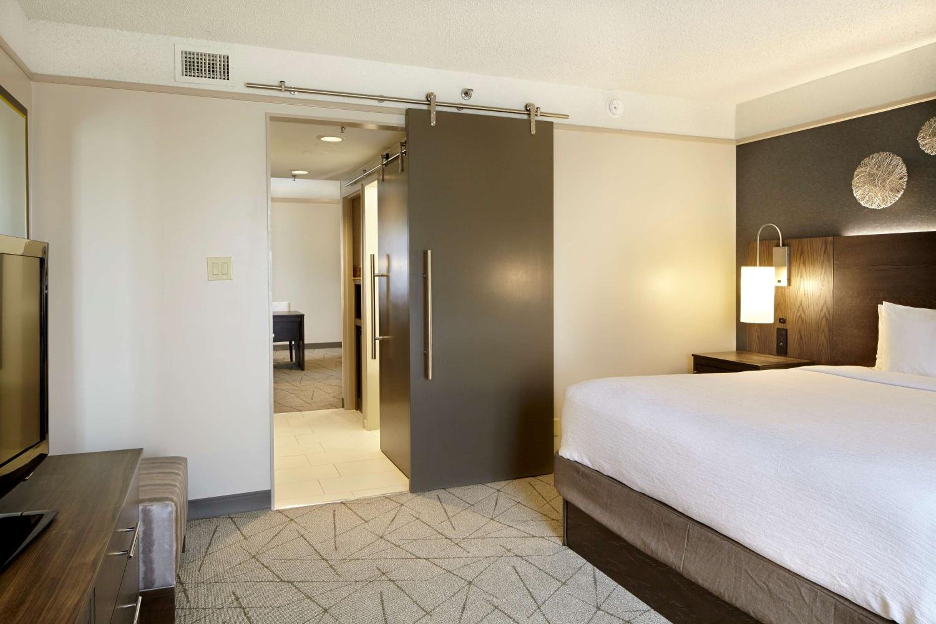 Corner King Suite - Photo 3