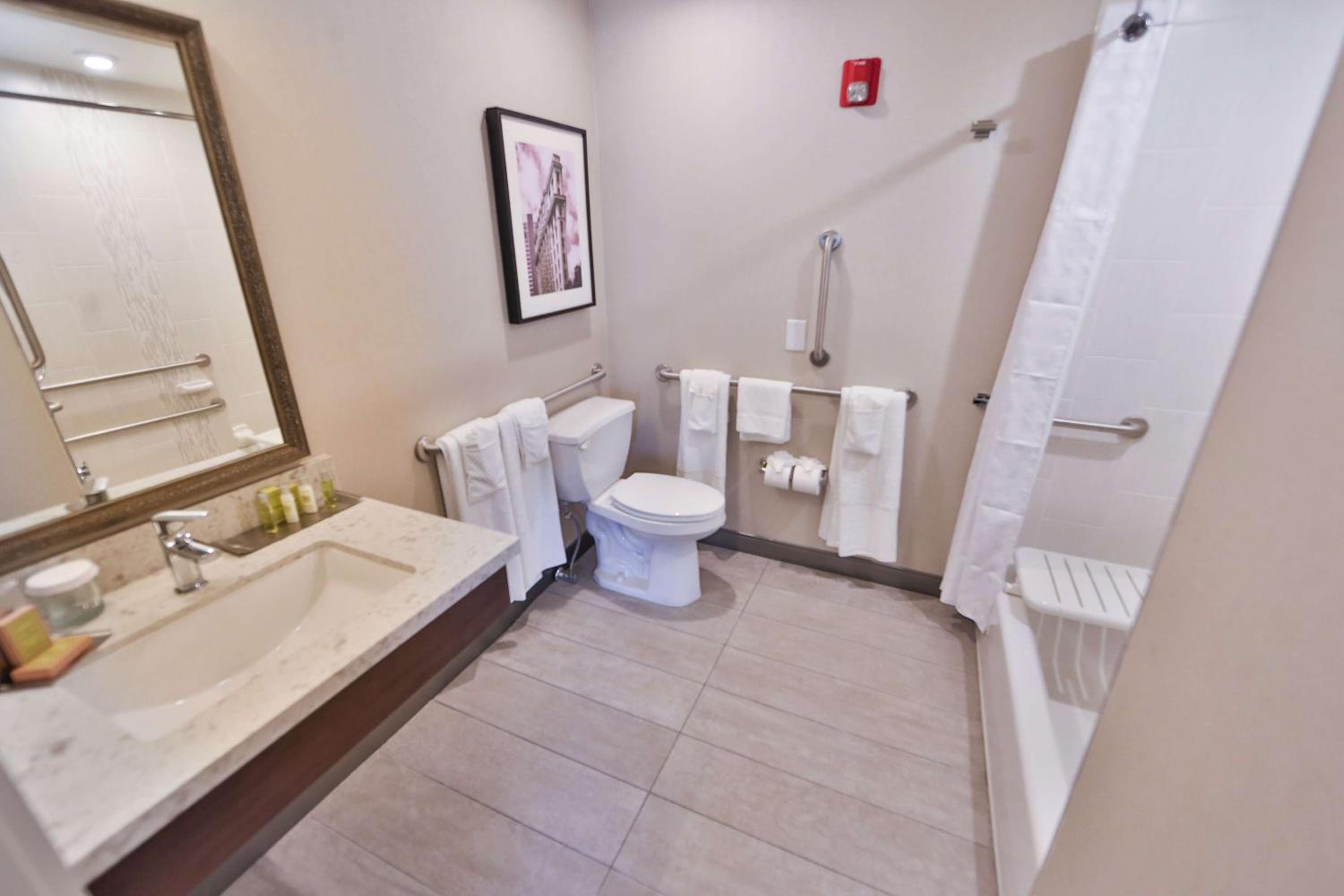 King Room with Accessible Tub - Mobility Access - Photo 2