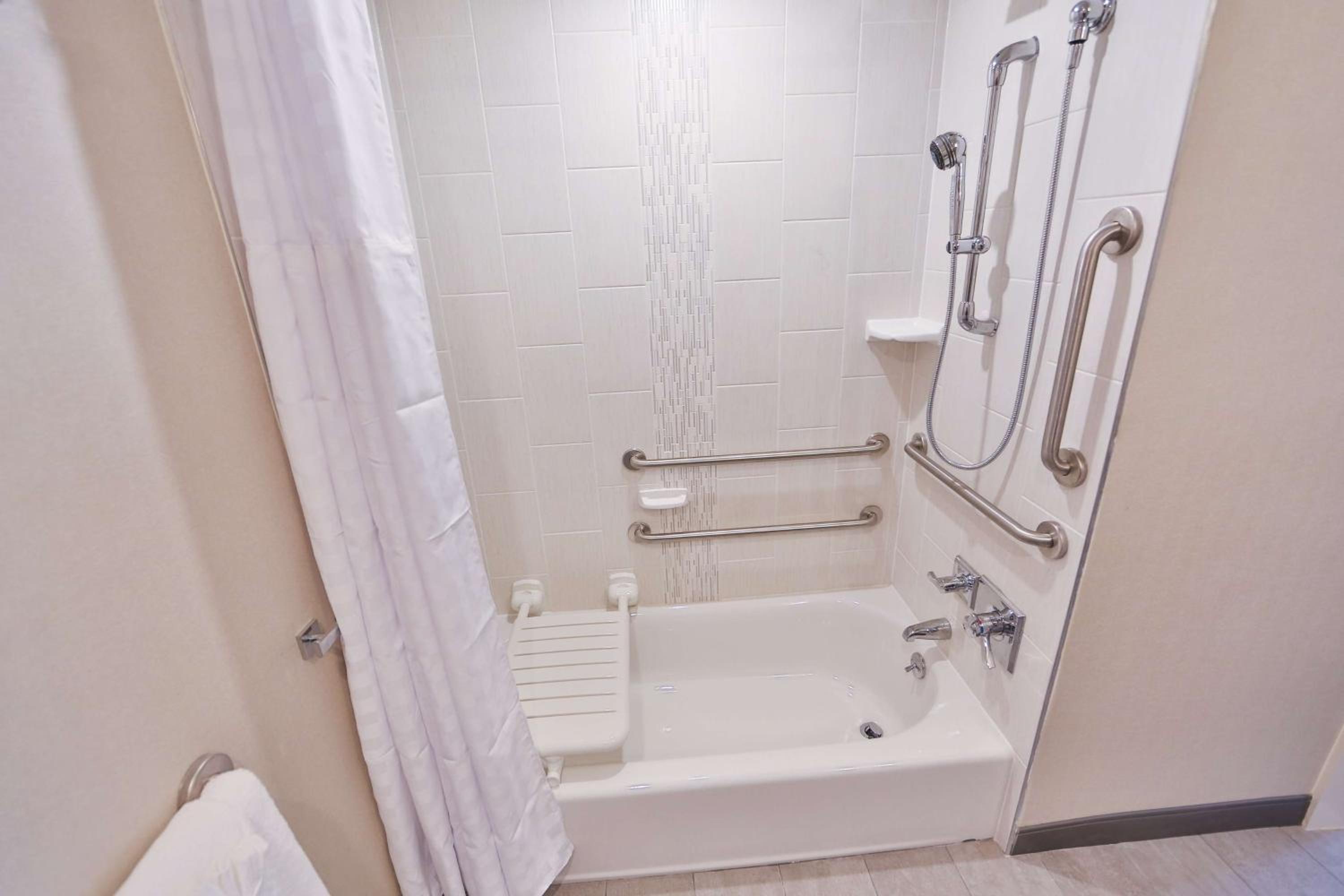 King Room with Accessible Tub - Mobility Access - Photo 3