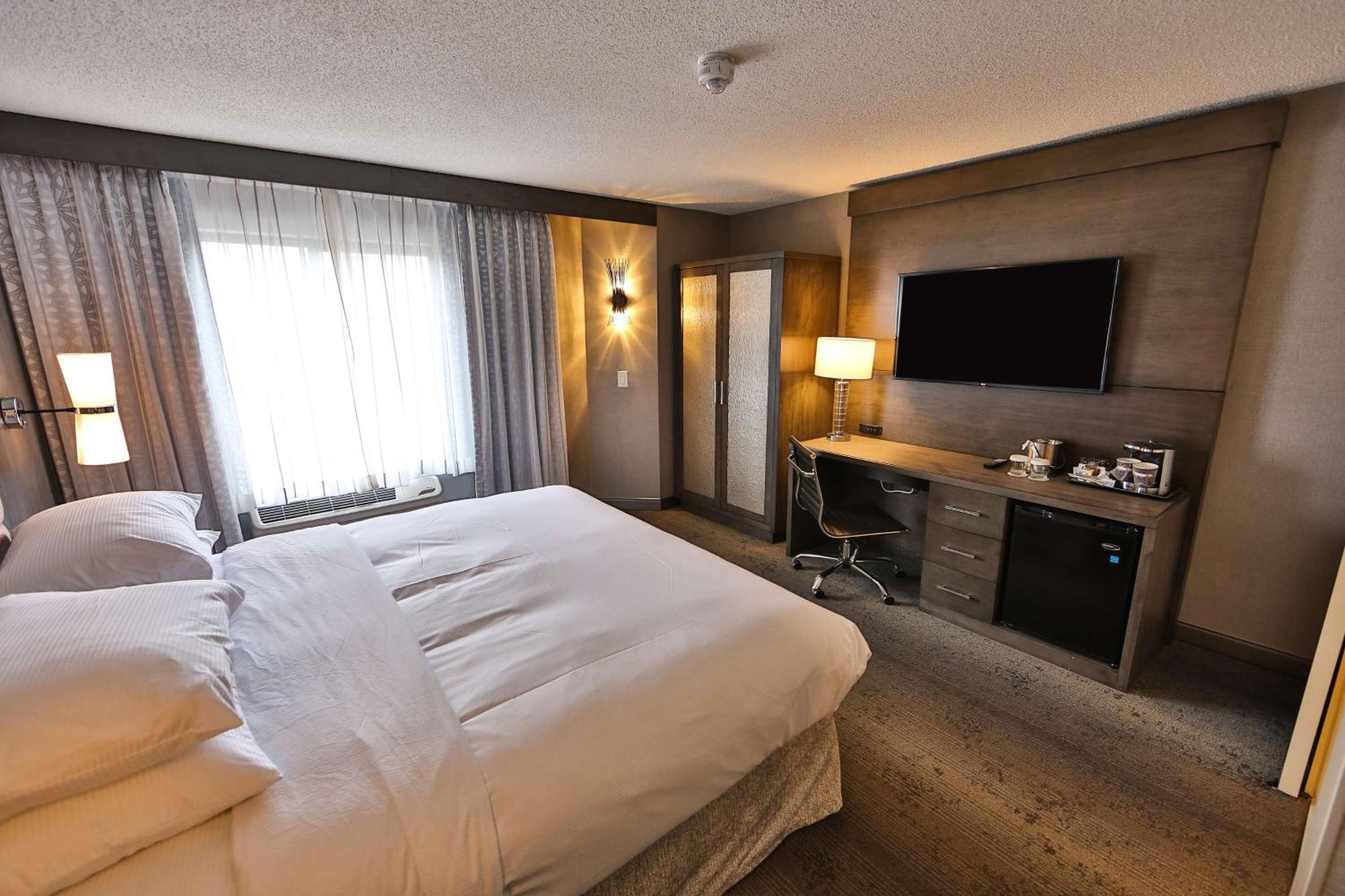 King Room - Non-Smoking - Photo 4