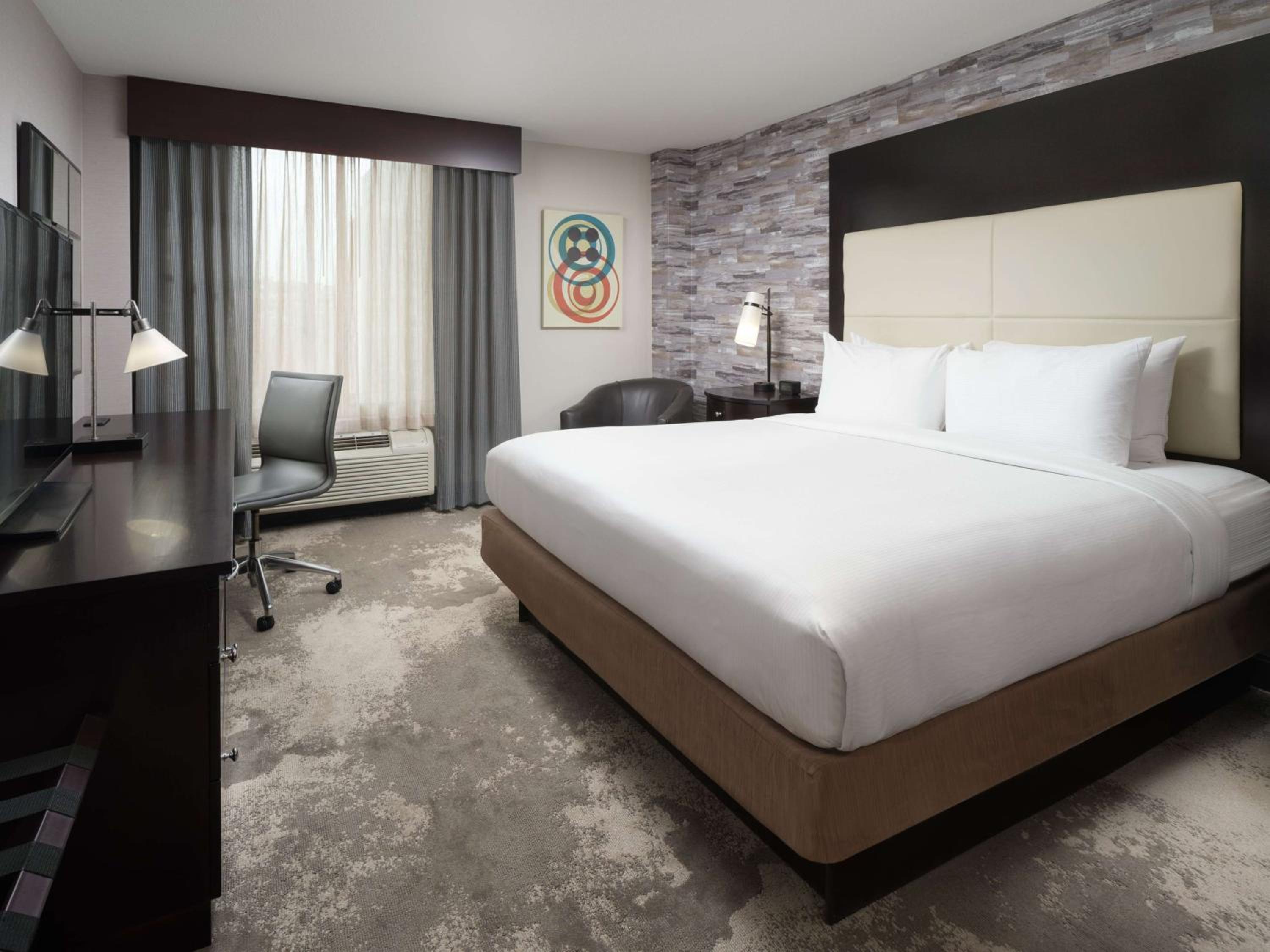 King Room - Non-Smoking - Photo 4