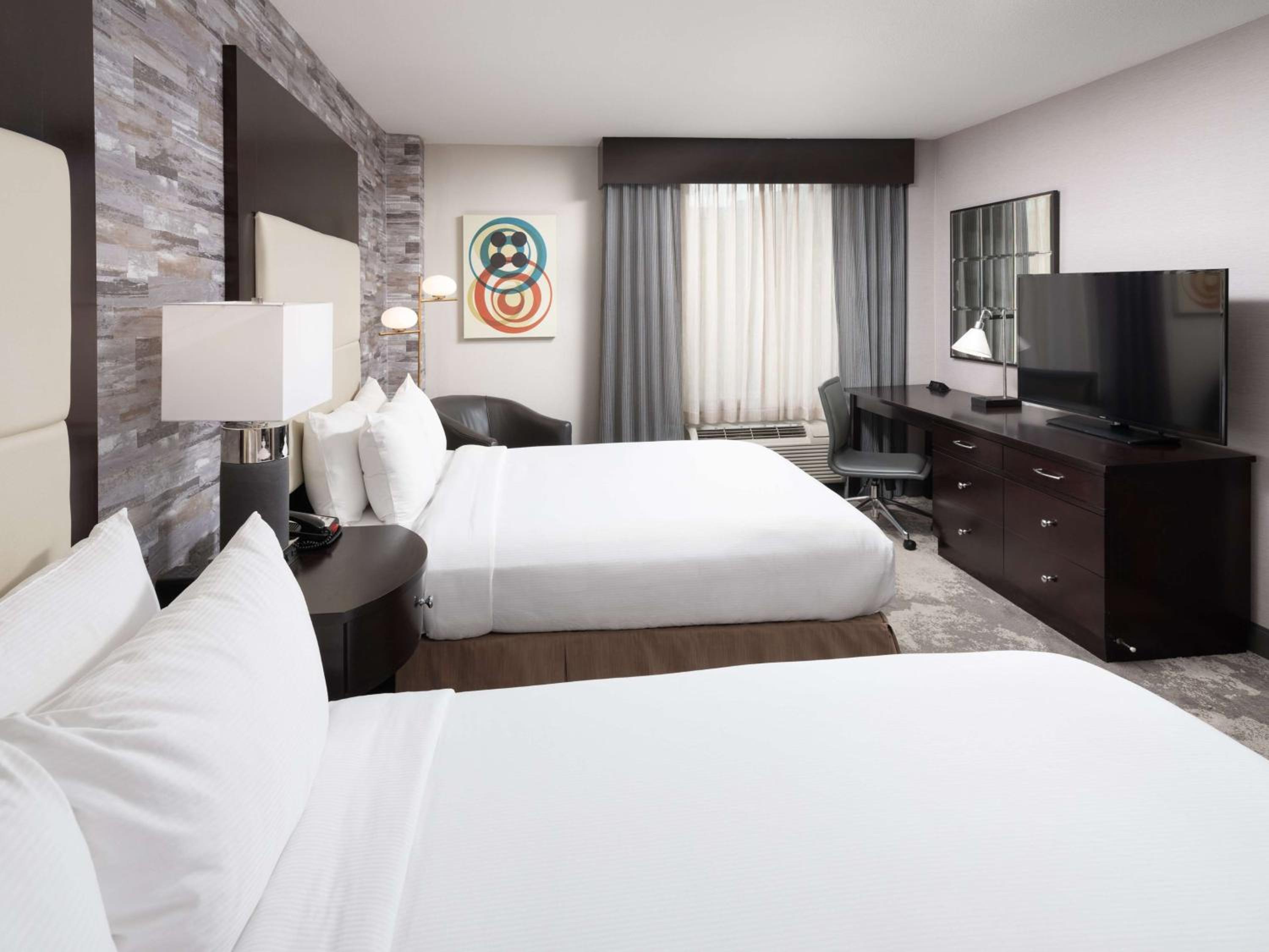 Queen Room with Two Queen Beds - Non-Smoking - Photo 4