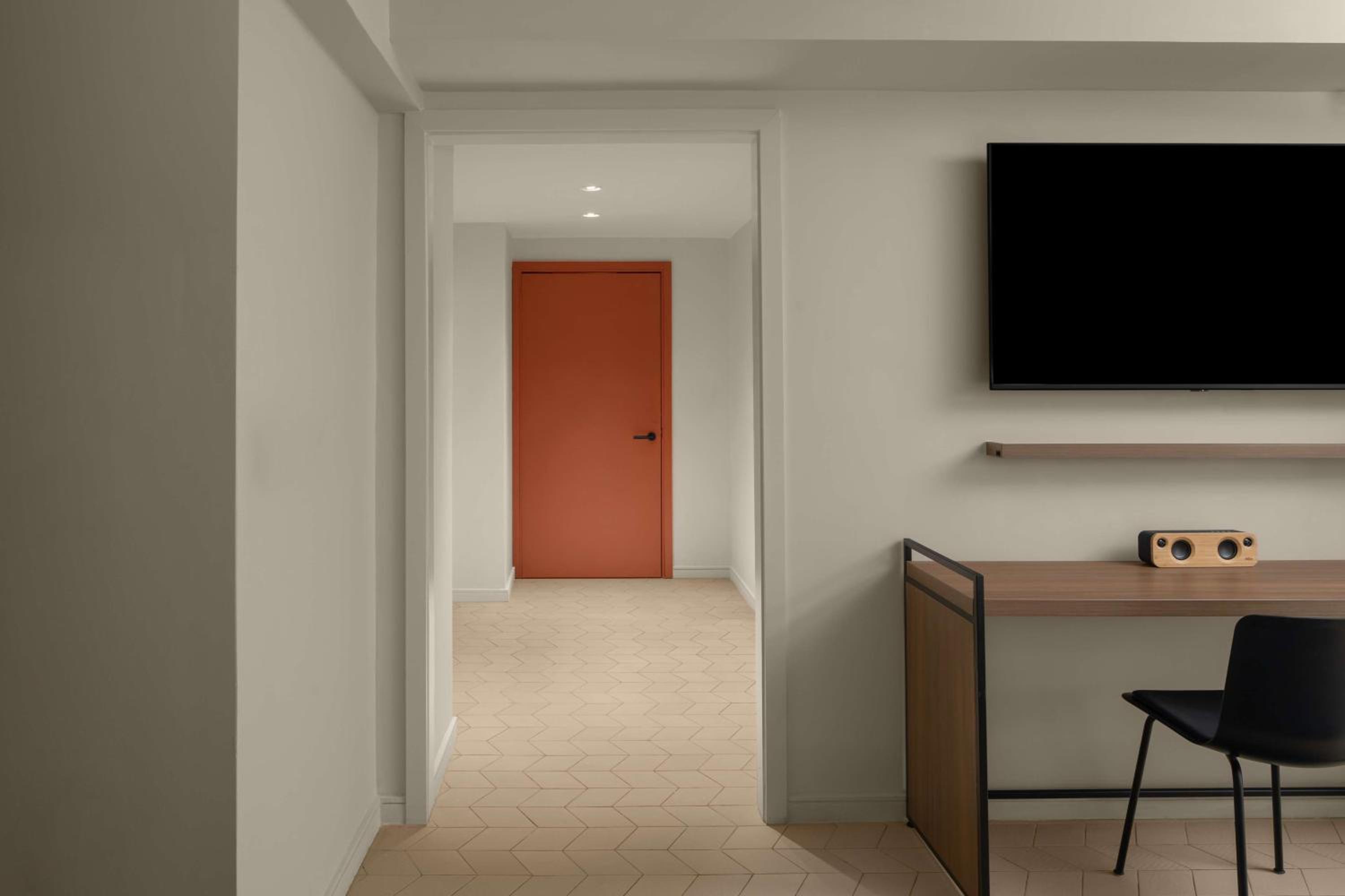 Deluxe King Room with Roll-In Shower - Mobility Accessible - Photo 1