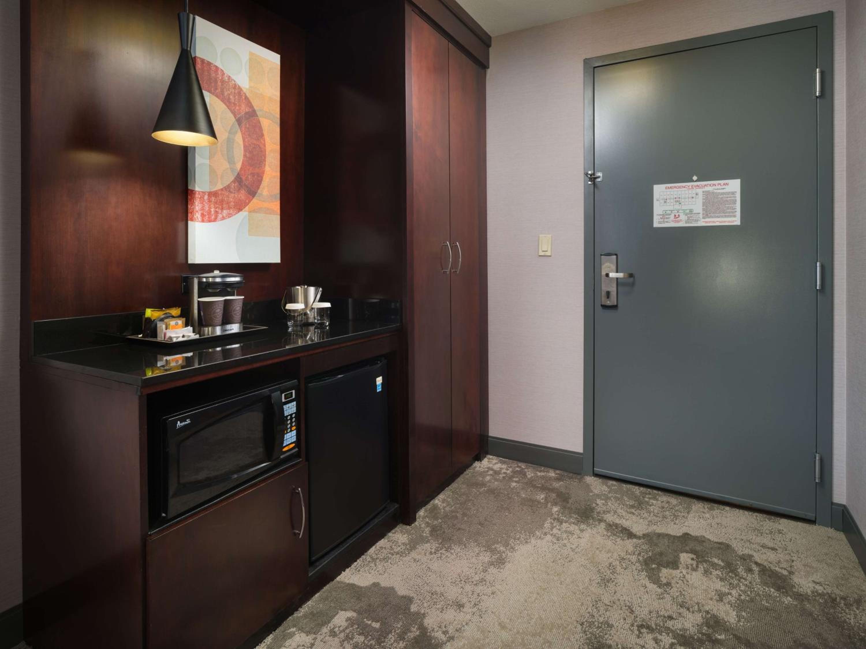 King Room - Non-Smoking - Photo 5